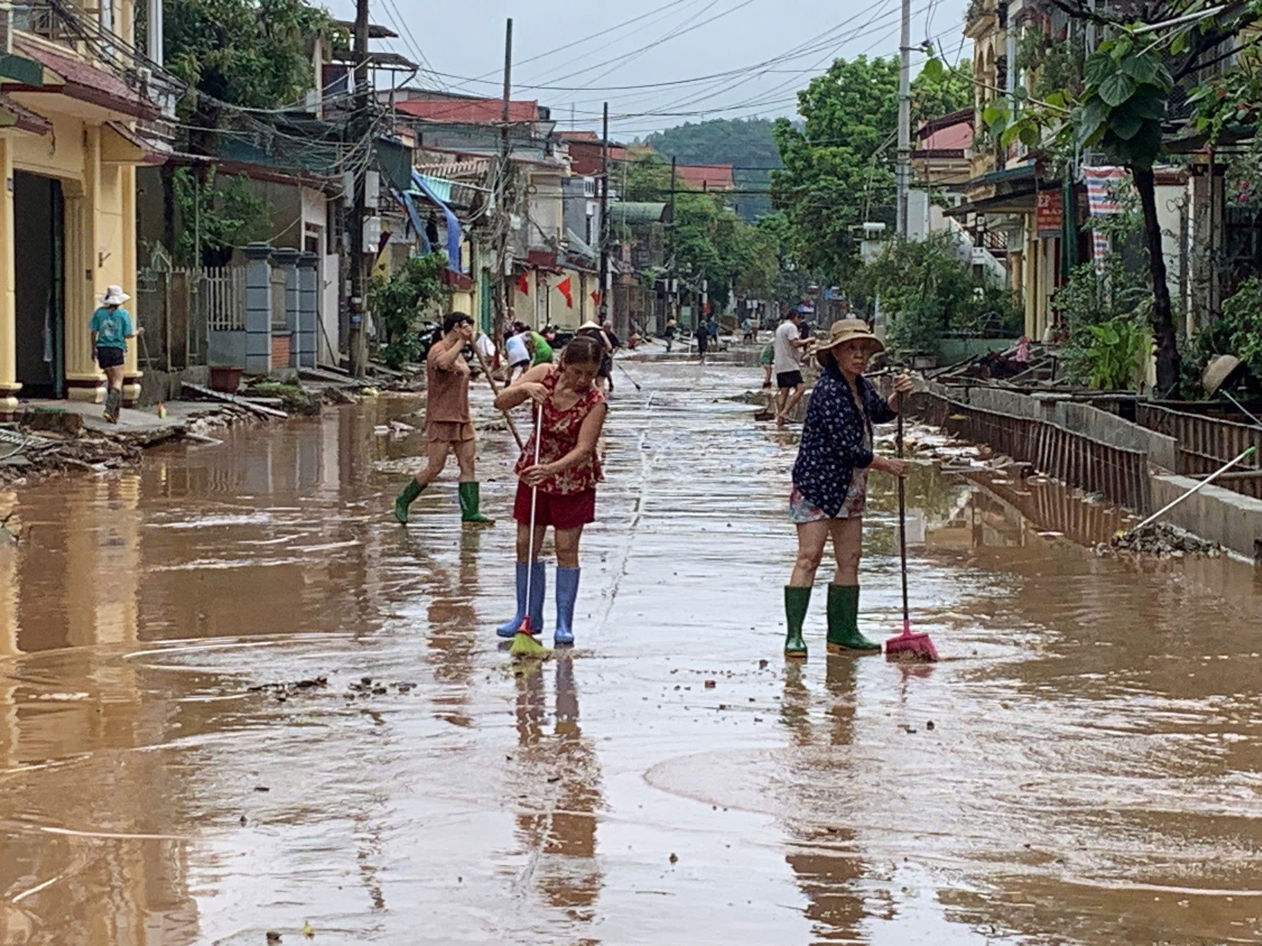 L&agrave;o Cai: Mưa lớn g&acirc;y sạt lở h&agrave;ng loạt, nhiều tuyến quốc lộ &aacute;ch tắc- Ảnh 5.