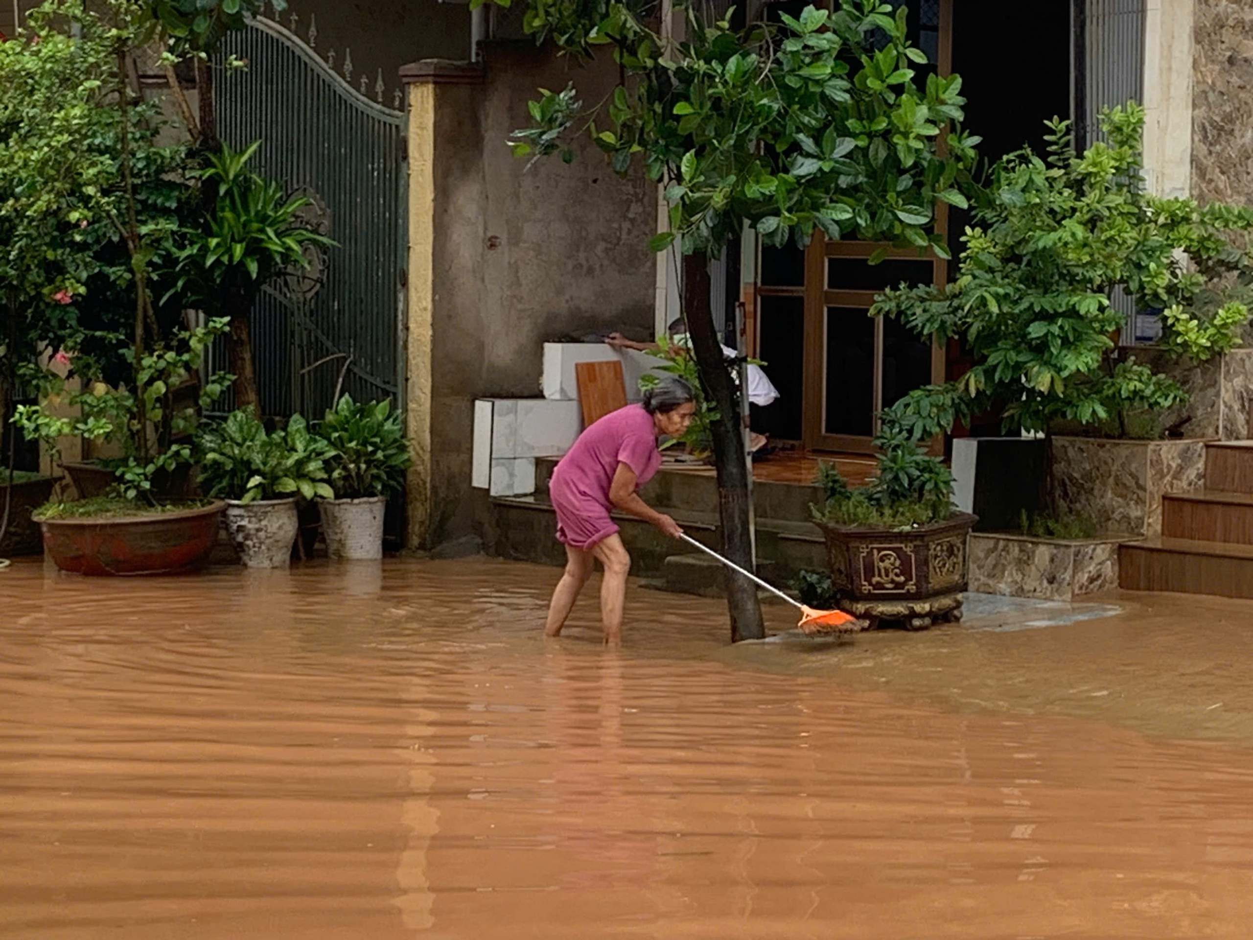 L&agrave;o Cai: Mưa lớn g&acirc;y sạt lở h&agrave;ng loạt, nhiều tuyến quốc lộ &aacute;ch tắc- Ảnh 9.