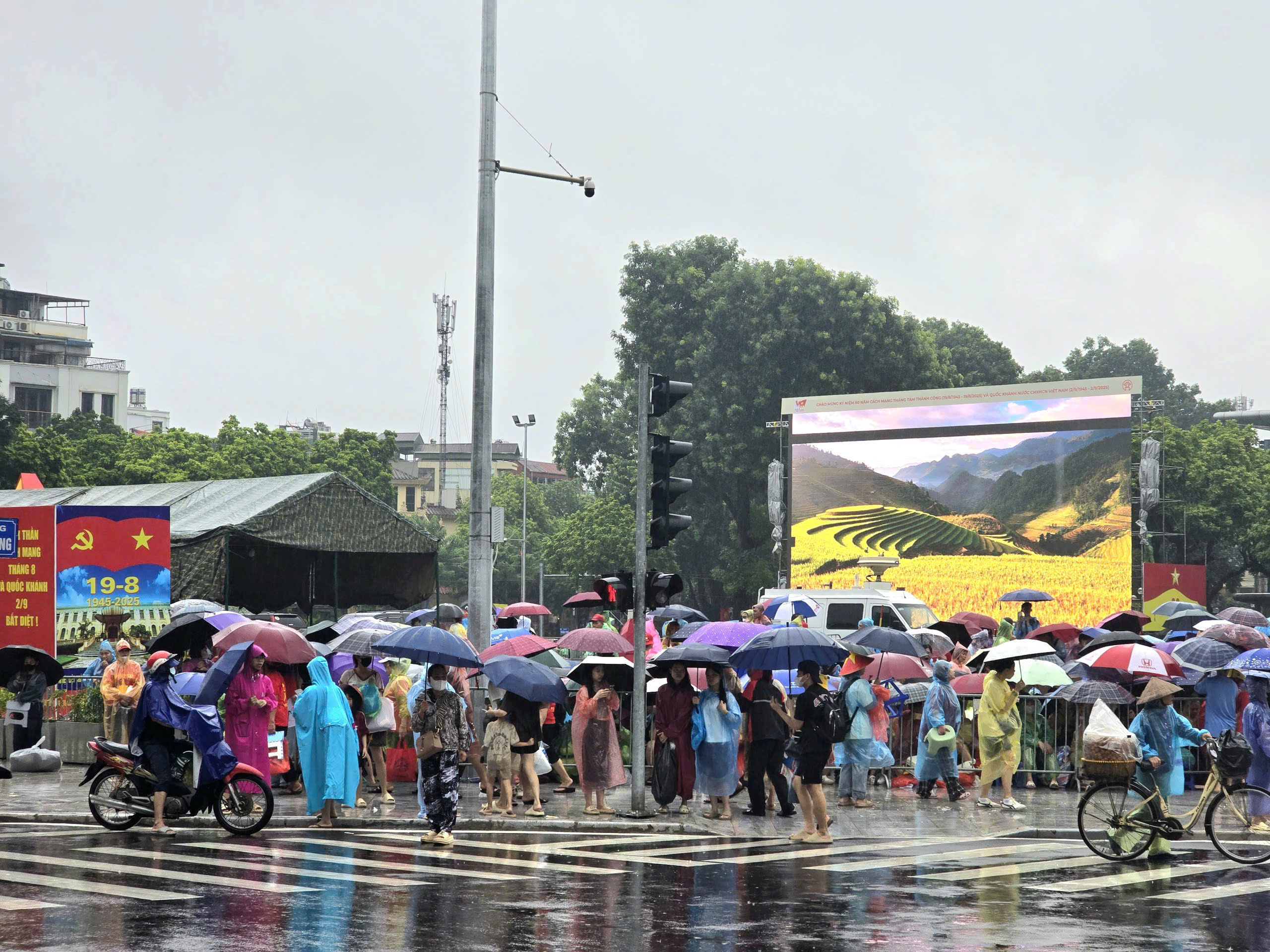 Biển người đội mưa, giữ chỗ từ sớm chờ xem sơ duyệt diễu binh, diễu h&agrave;nh- Ảnh 1.
