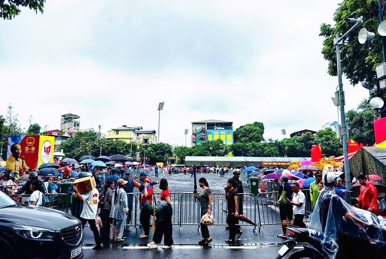 Biển người đội mưa, giữ chỗ từ sớm chờ xem sơ duyệt diễu binh, diễu h&agrave;nh- Ảnh 2.