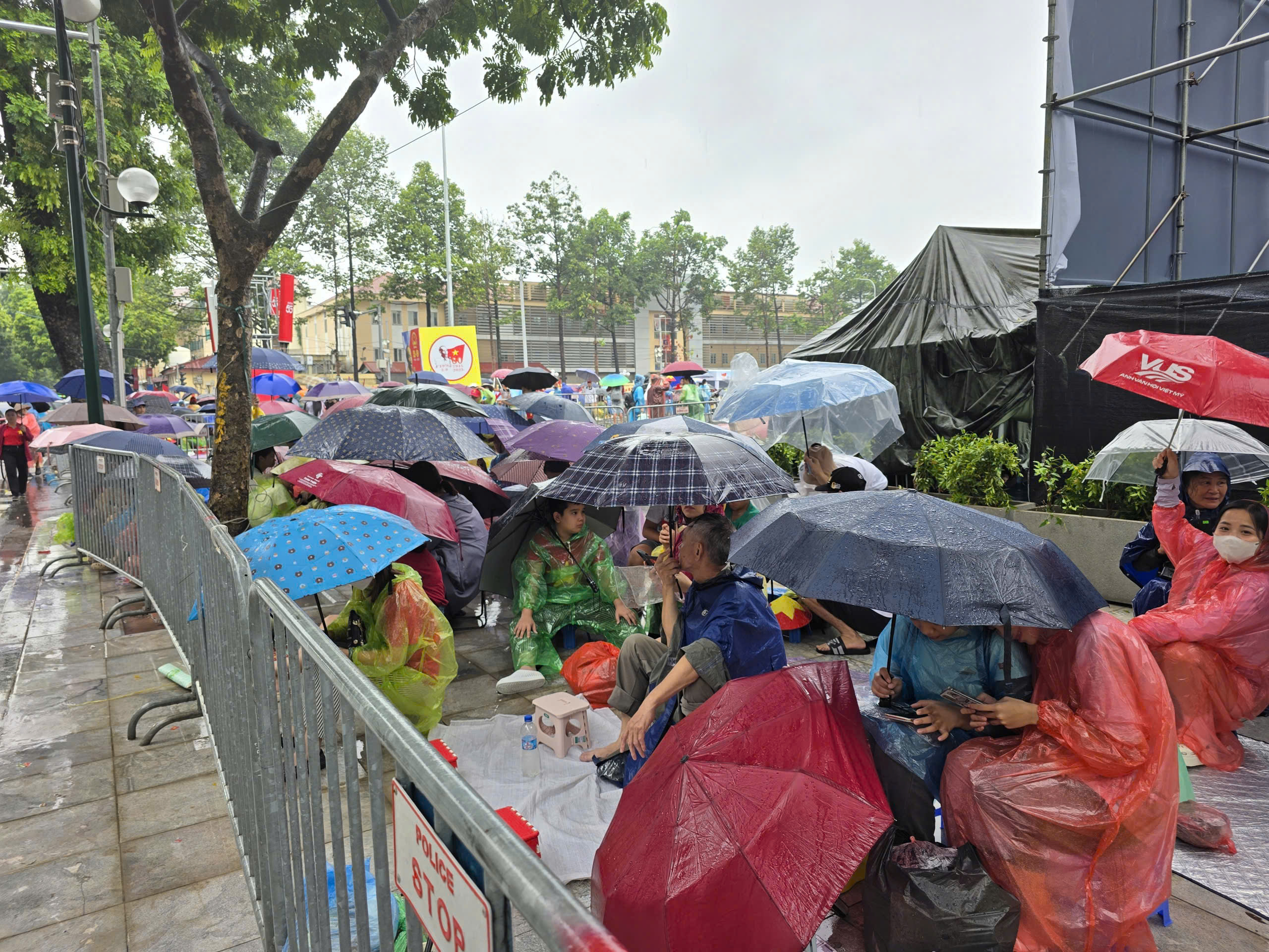 Biển người đội mưa, giữ chỗ từ sớm chờ xem sơ duyệt diễu binh, diễu h&agrave;nh- Ảnh 3.
