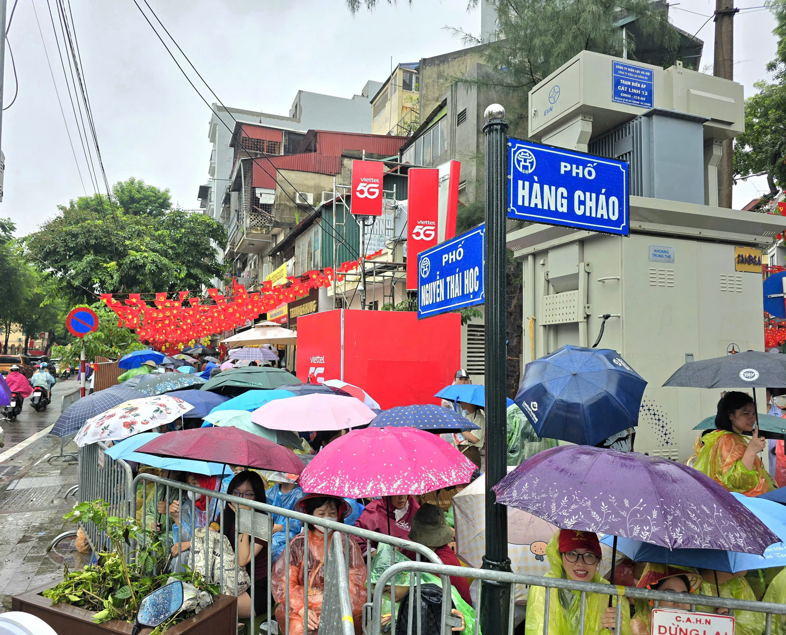 Biển người đội mưa, giữ chỗ từ sớm chờ xem sơ duyệt diễu binh, diễu h&agrave;nh- Ảnh 4.