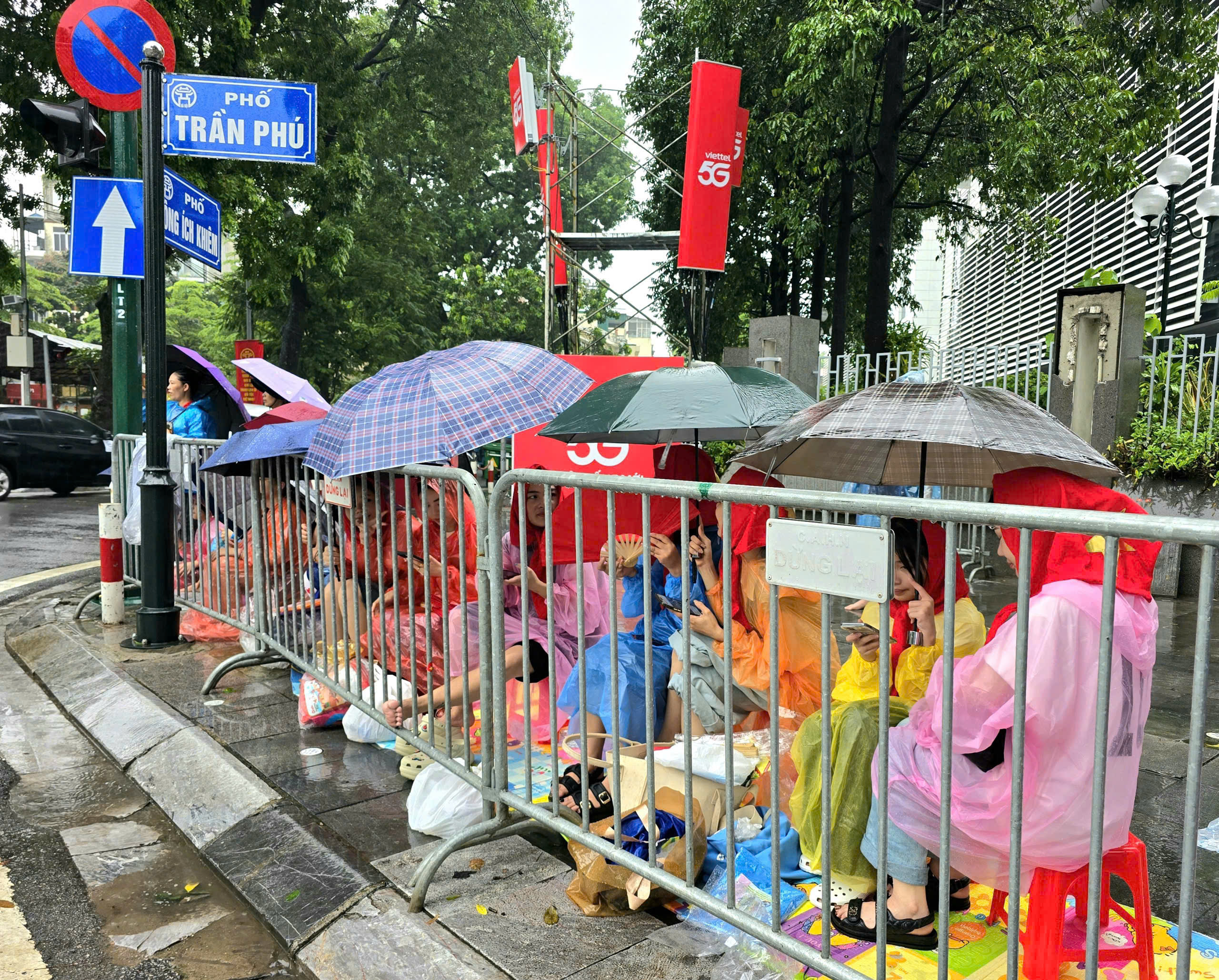 Biển người đội mưa, giữ chỗ từ sớm chờ xem sơ duyệt diễu binh, diễu h&agrave;nh- Ảnh 5.