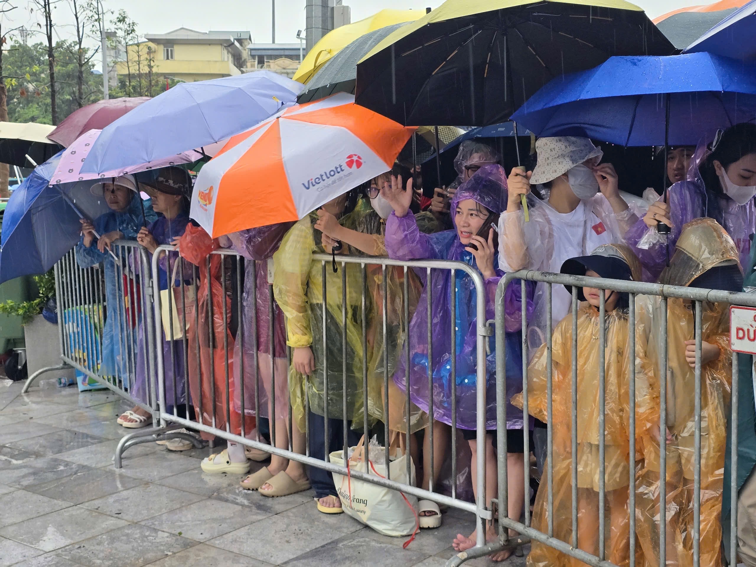 Biển người đội mưa, giữ chỗ từ sớm chờ xem sơ duyệt diễu binh, diễu h&agrave;nh- Ảnh 7.