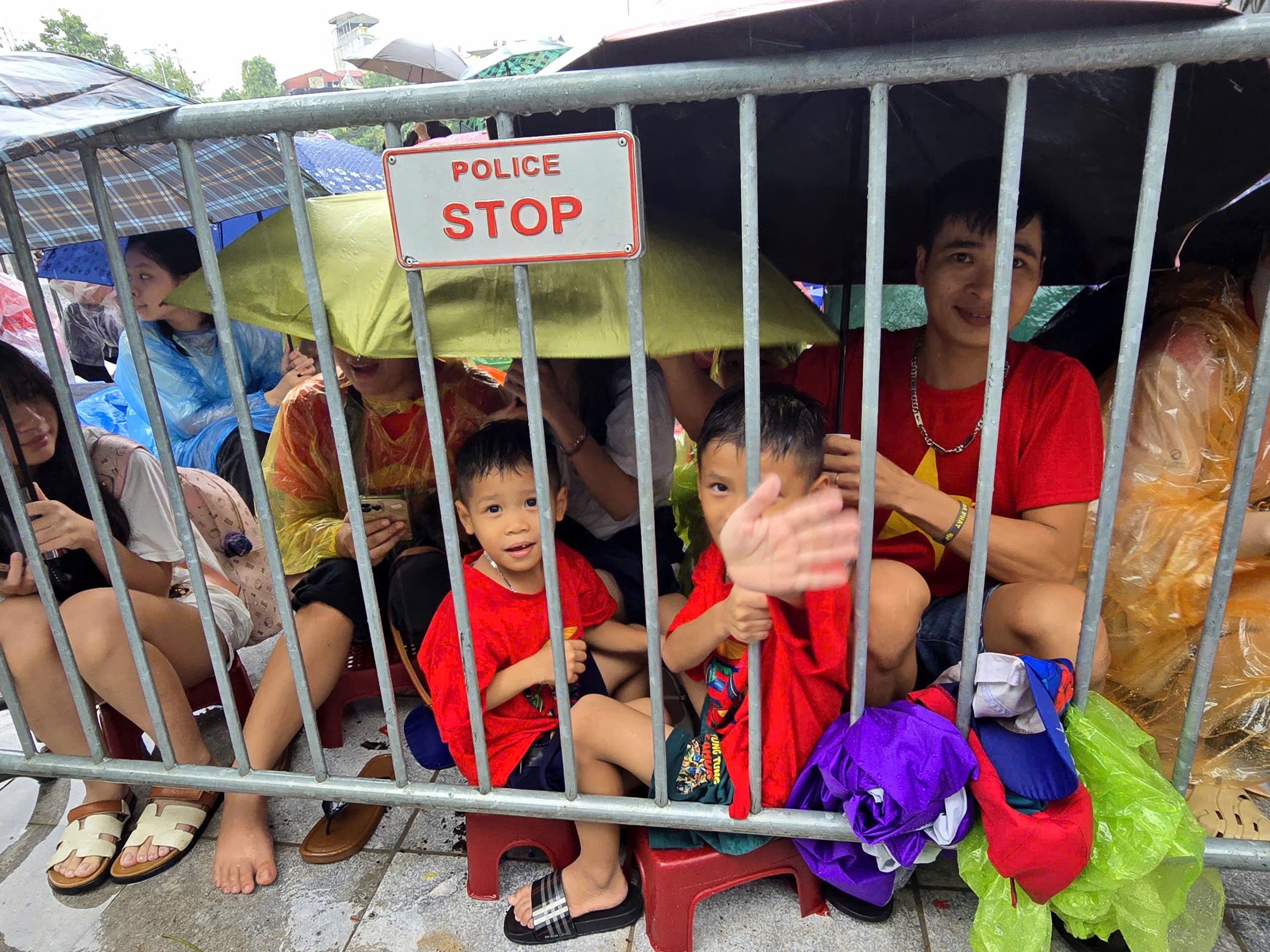 Biển người đội mưa, giữ chỗ từ sớm chờ xem sơ duyệt diễu binh, diễu h&agrave;nh- Ảnh 8.