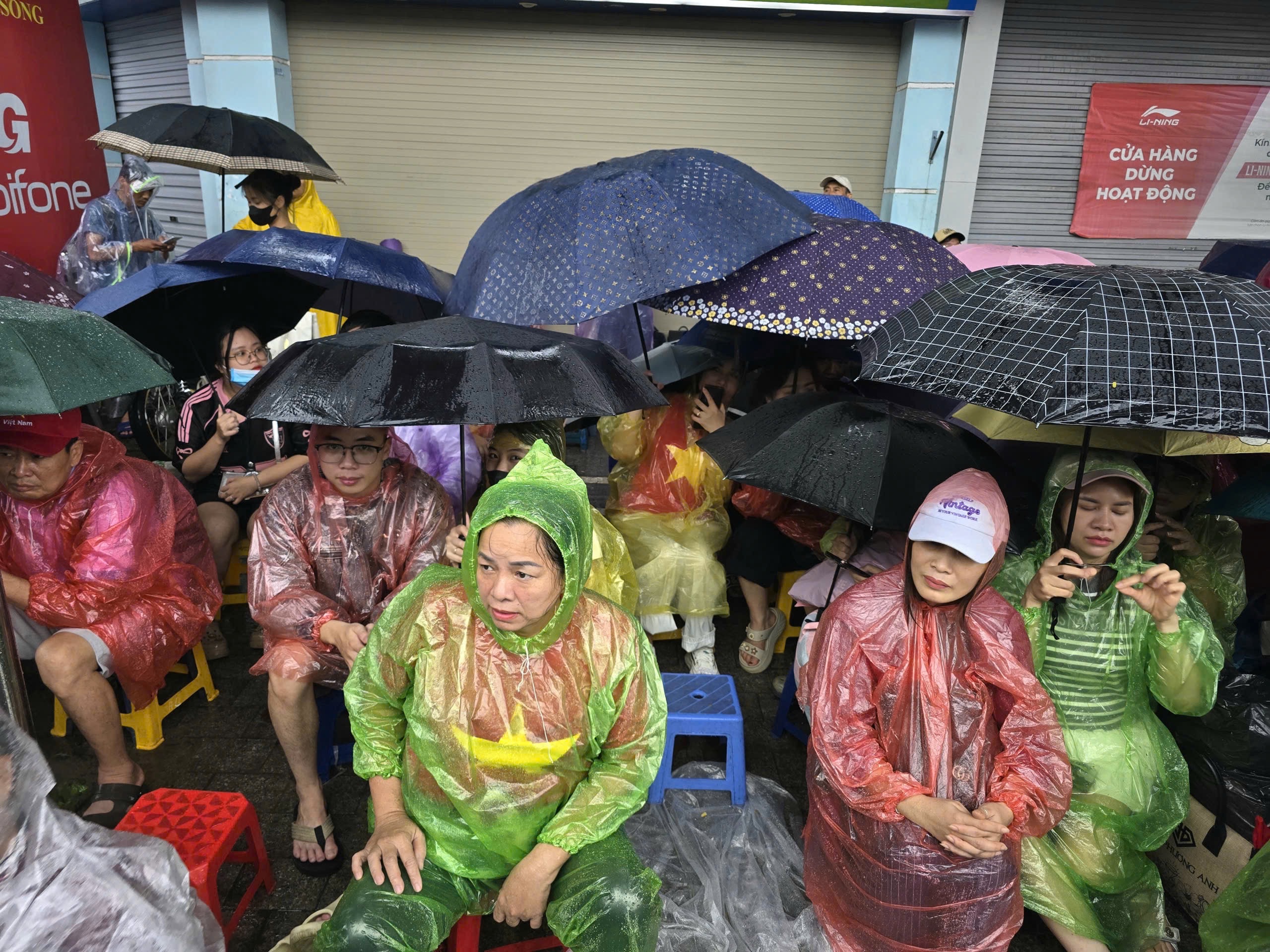 Biển người đội mưa, giữ chỗ từ sớm chờ xem sơ duyệt diễu binh, diễu h&agrave;nh- Ảnh 6.