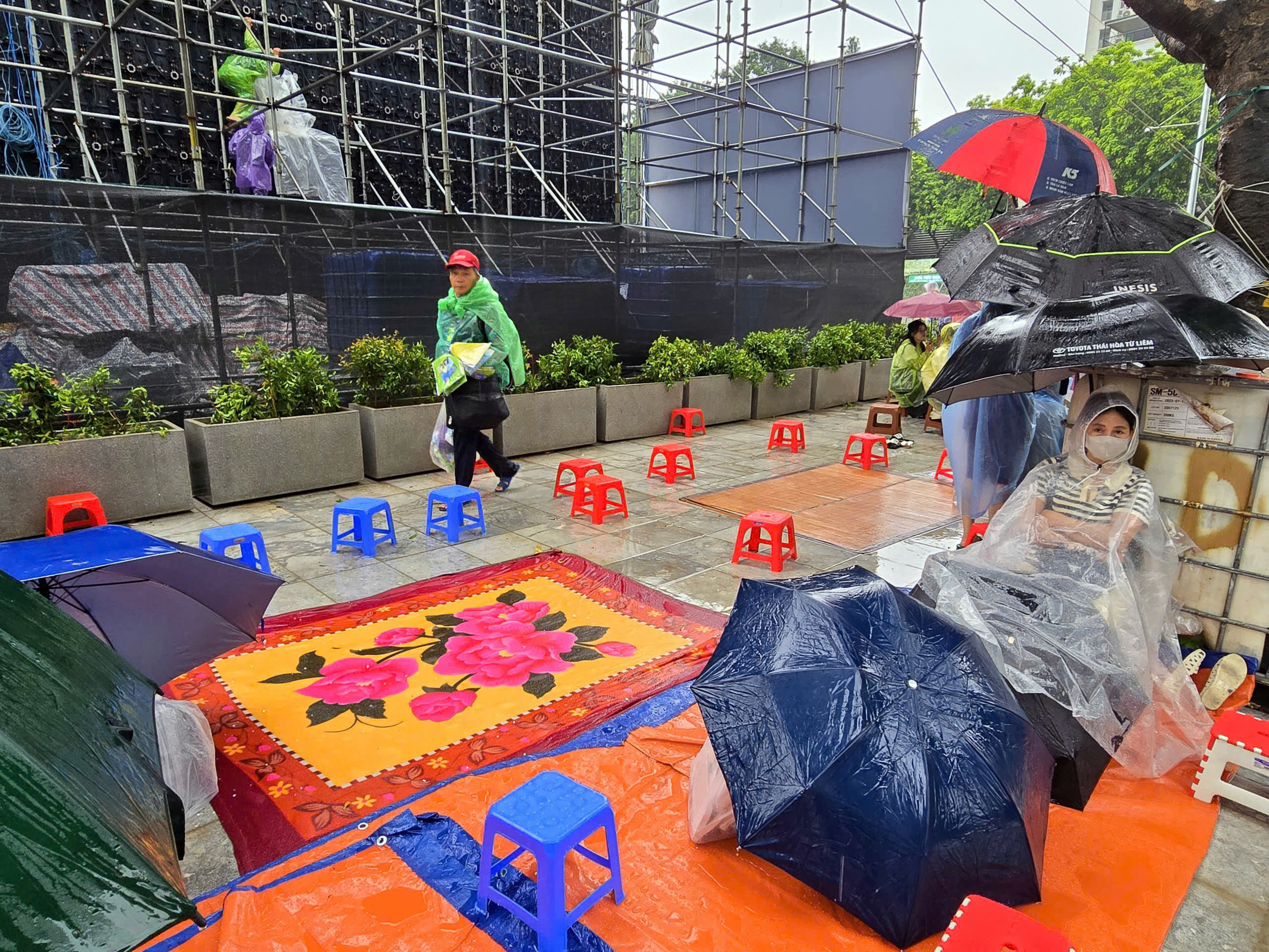 Biển người đội mưa, giữ chỗ từ sớm chờ xem sơ duyệt diễu binh, diễu h&agrave;nh- Ảnh 10.