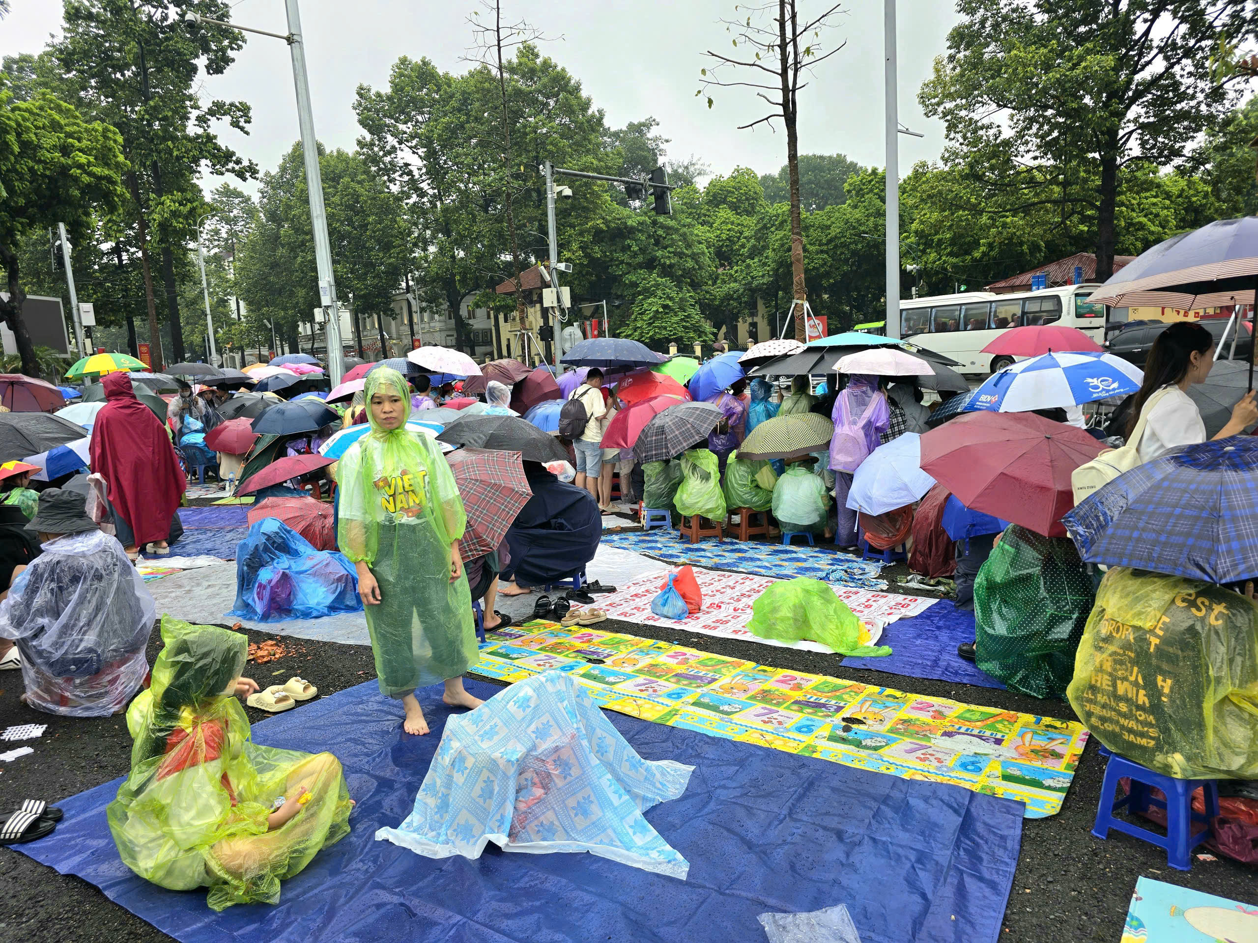 Biển người đội mưa, giữ chỗ từ sớm chờ xem sơ duyệt diễu binh, diễu h&agrave;nh- Ảnh 9.