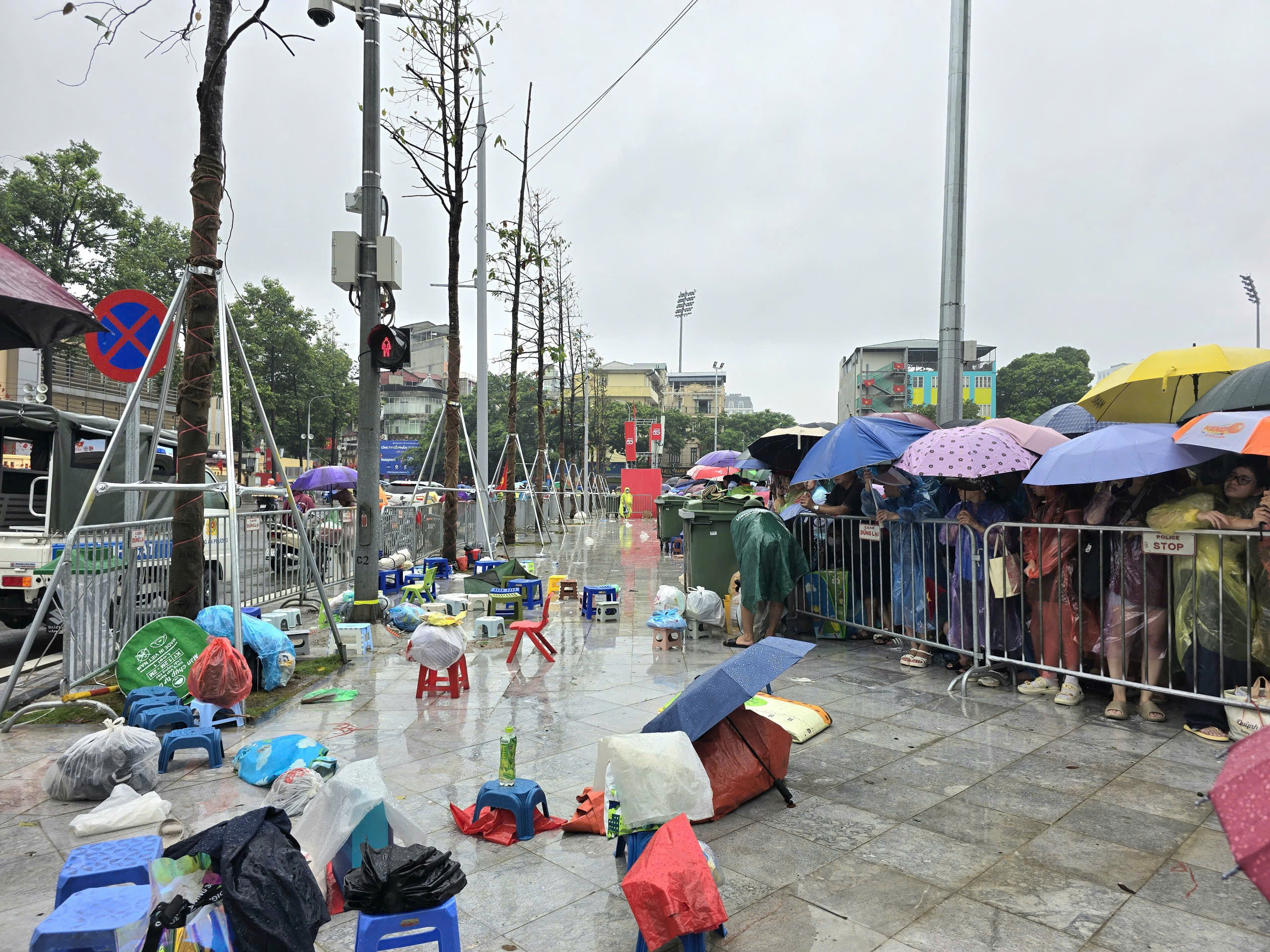 Biển người đội mưa, giữ chỗ từ sớm chờ xem sơ duyệt diễu binh, diễu h&agrave;nh- Ảnh 11.