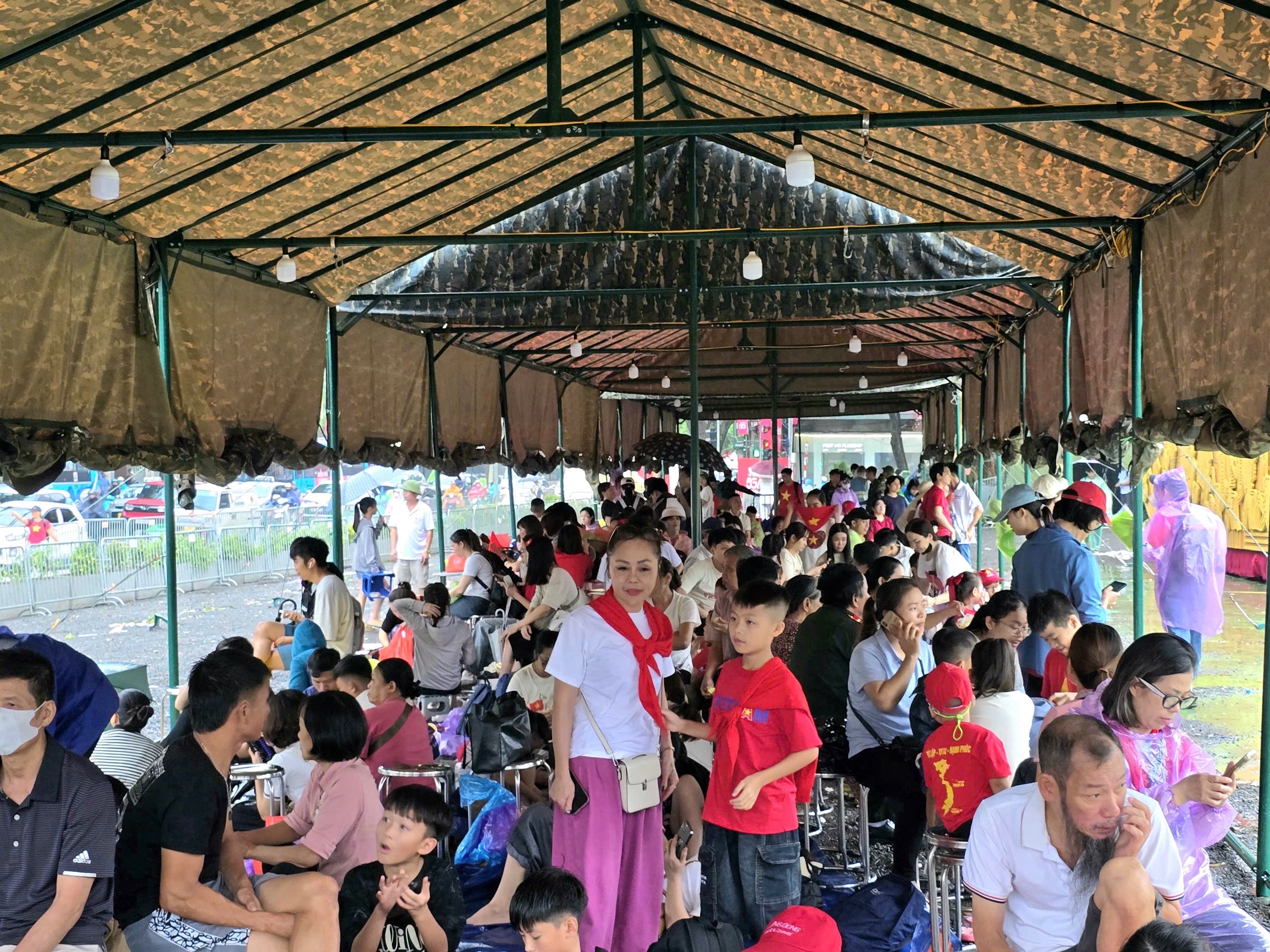 Biển người đội mưa, giữ chỗ từ sớm chờ xem sơ duyệt diễu binh, diễu h&agrave;nh- Ảnh 15.