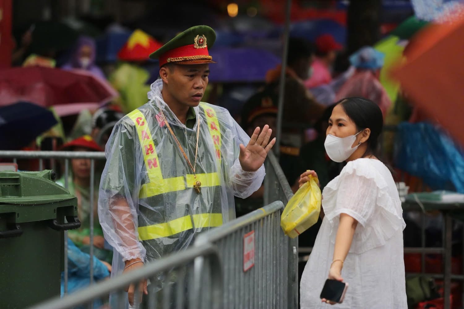 Biển người đội mưa, giữ chỗ từ sớm chờ xem sơ duyệt diễu binh, diễu h&agrave;nh- Ảnh 12.