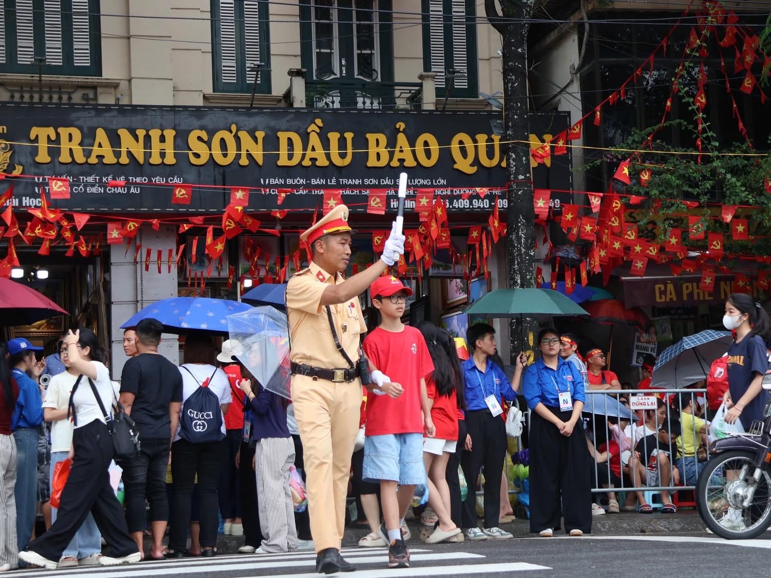Biển người đội mưa, giữ chỗ từ sớm chờ xem sơ duyệt diễu binh, diễu h&agrave;nh- Ảnh 13.