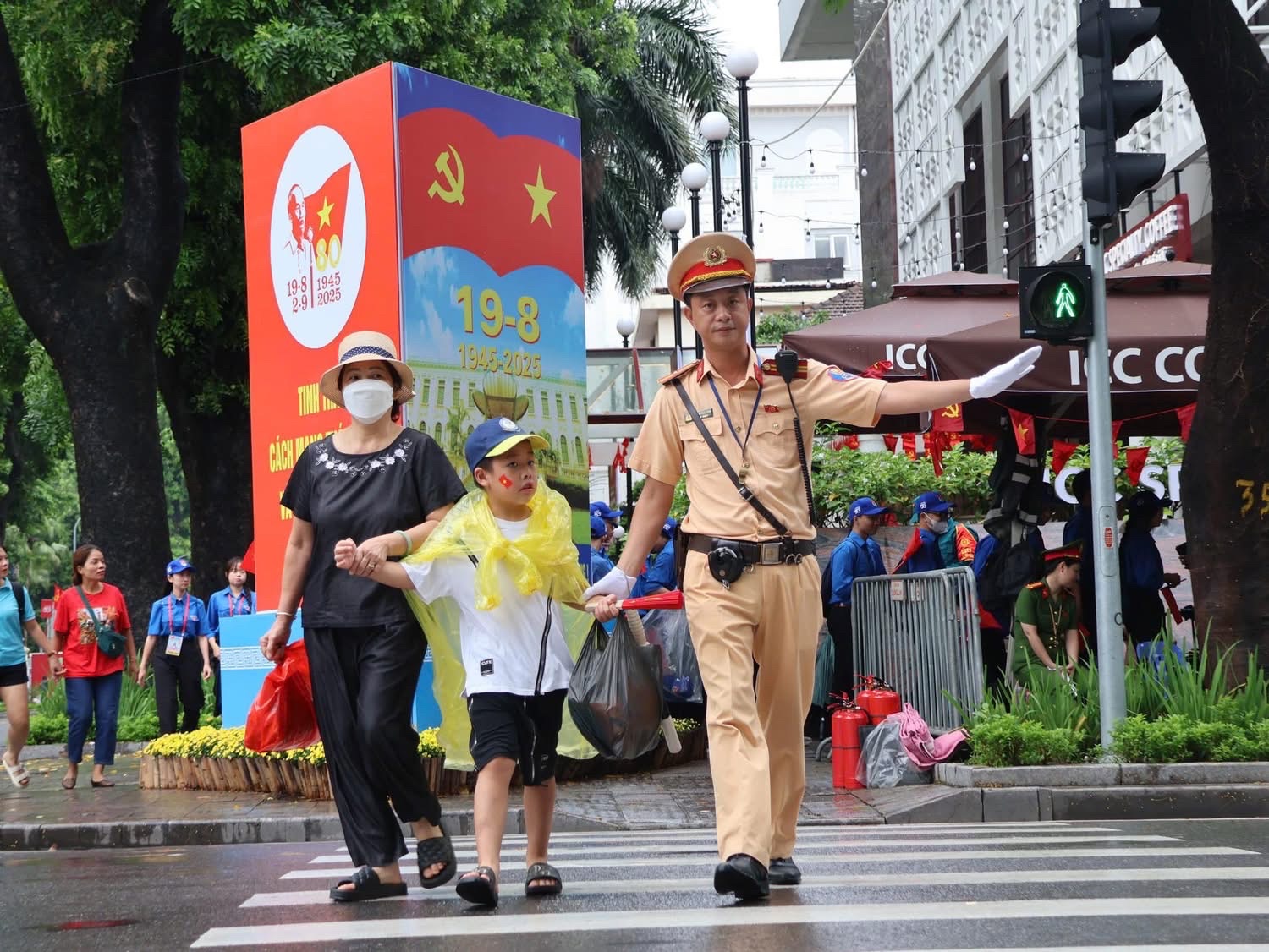 Biển người đội mưa, giữ chỗ từ sớm chờ xem sơ duyệt diễu binh, diễu h&agrave;nh- Ảnh 14.