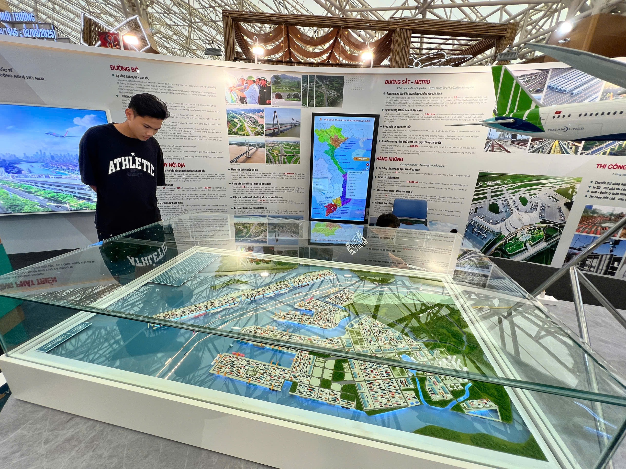 Ấn tượng kh&ocirc;ng gian trưng b&agrave;y th&agrave;nh tựu 80 năm ng&agrave;nh X&acirc;y dựng- Ảnh 5.