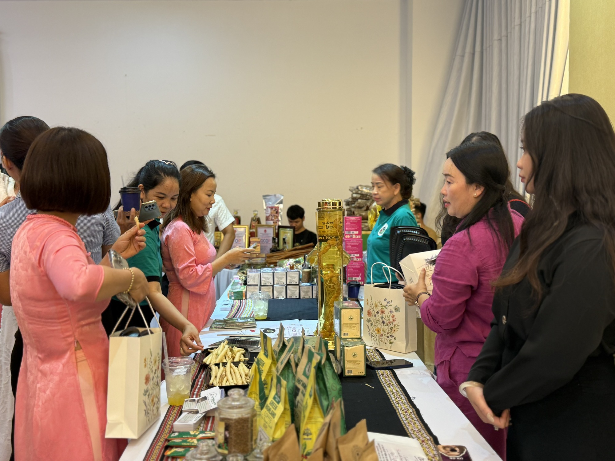 Quảng Ngãi hướng dẫn người dân cách phân biệt hàng giả tại hội chợ- Ảnh 2. Quảng Ngãi hướng dẫn người dân cách phân biệt hàng giả tại hội chợ- Ảnh 2.