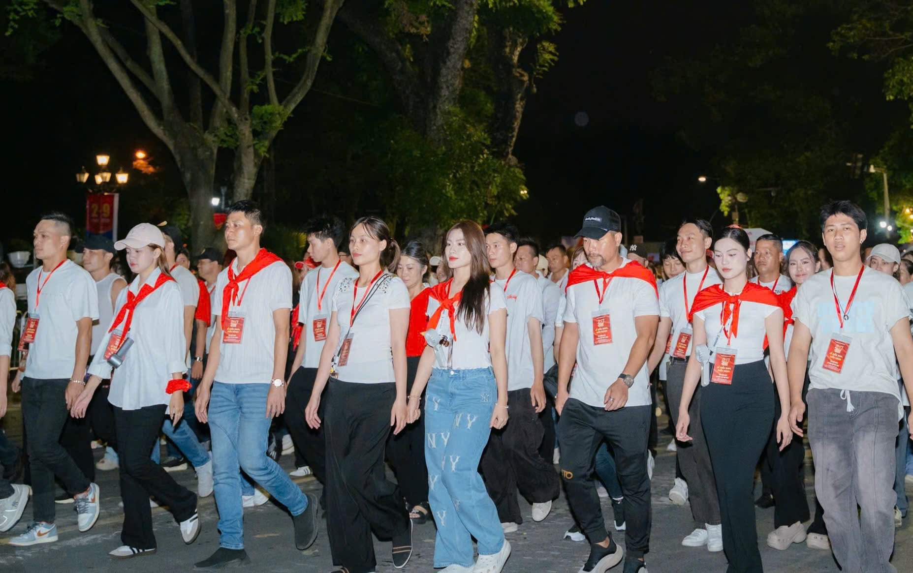 Hoa hậu người T&agrave;y h&oacute;a th&acirc;n c&ocirc; g&aacute;i V&acirc;n Kiều dẫn đầu khối 54 d&acirc;n tộc tại sơ duyệt diễu h&agrave;nh- Ảnh 1.