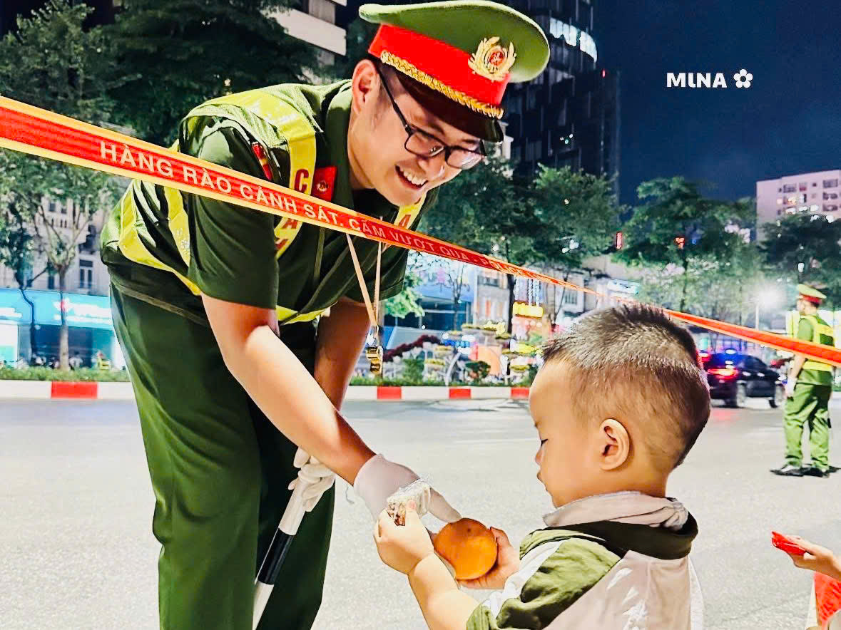 Những h&igrave;nh ảnh đẹp b&ecirc;n lề sơ duyệt diễu binh, diễu h&agrave;nh- Ảnh 11.