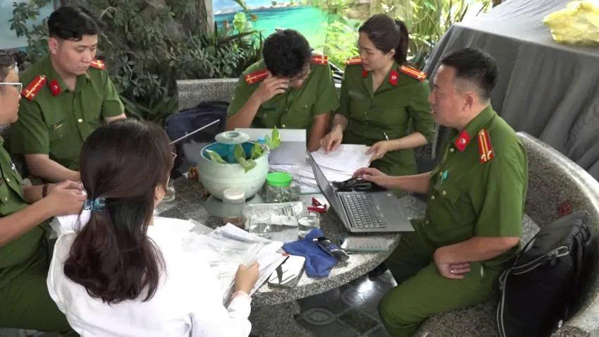 Khởi tố hai người thu gom hơn 570 tấn r&aacute;c thải ở c&aacute;c resort rồi đổ ra đầm Thủy Triều- Ảnh 2.