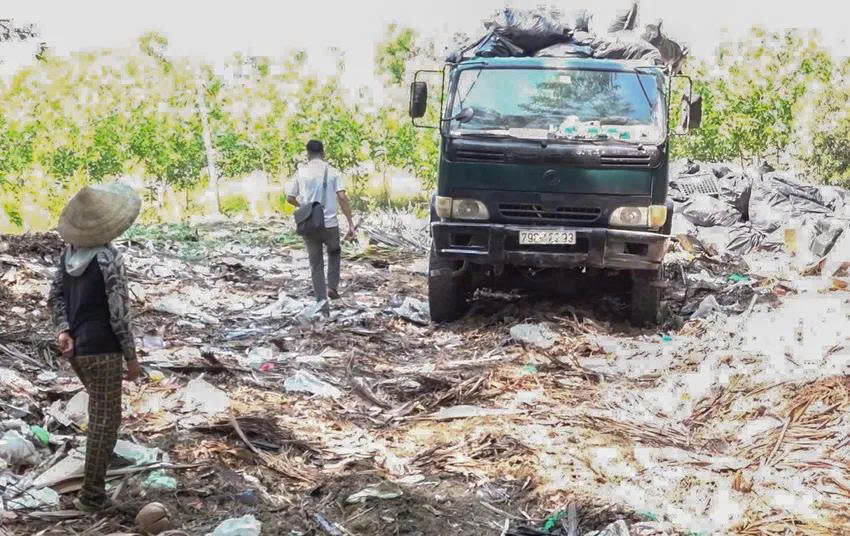 Khởi tố hai người thu gom hơn 570 tấn r&aacute;c thải ở c&aacute;c resort rồi đổ ra đầm Thủy Triều- Ảnh 1.