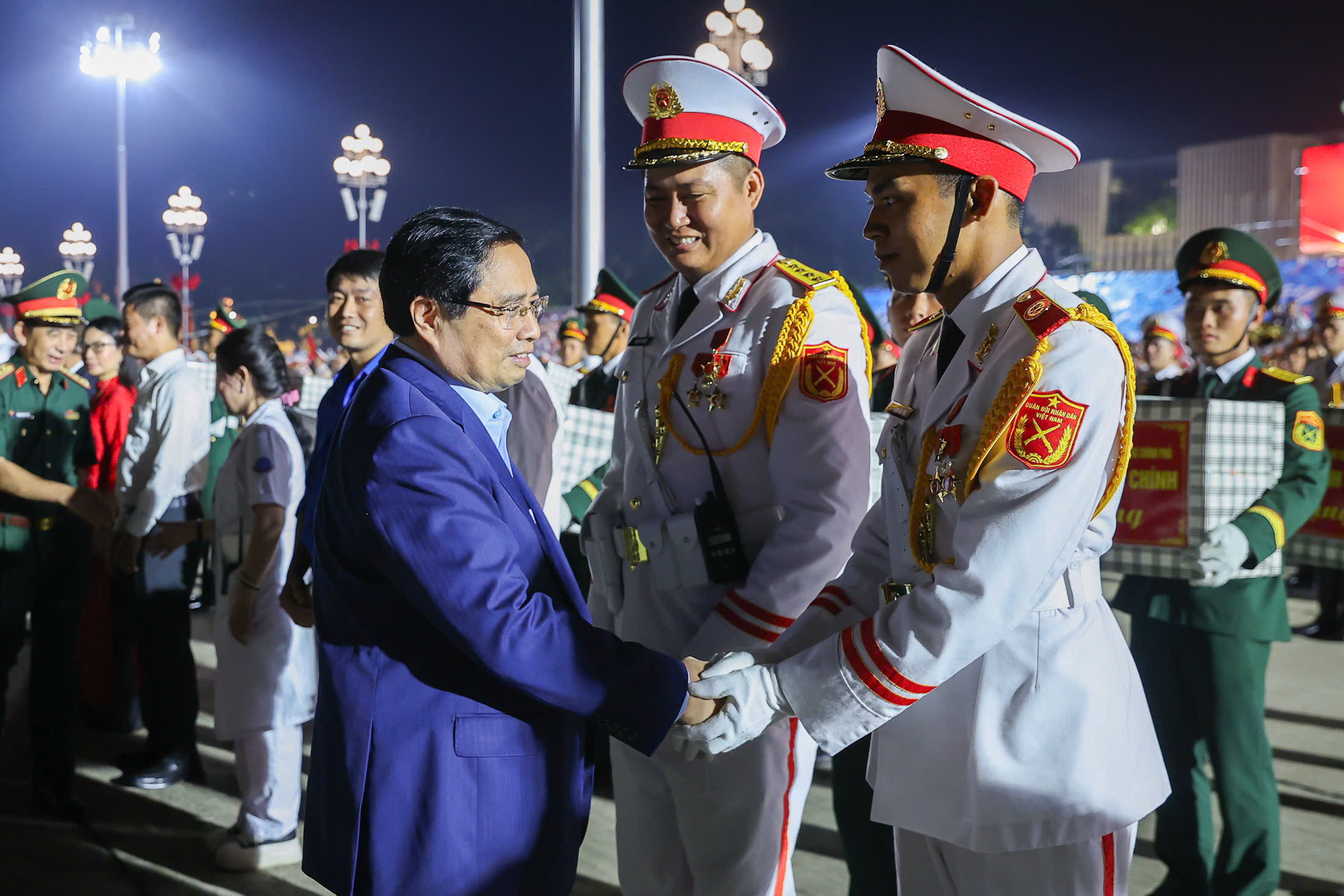 To&agrave;n cảnh xe tăng, kh&iacute; t&agrave;i, lực lượng h&ugrave;ng hậu diễu h&agrave;nh qua Quảng trường Ba Đ&igrave;nh- Ảnh 2.