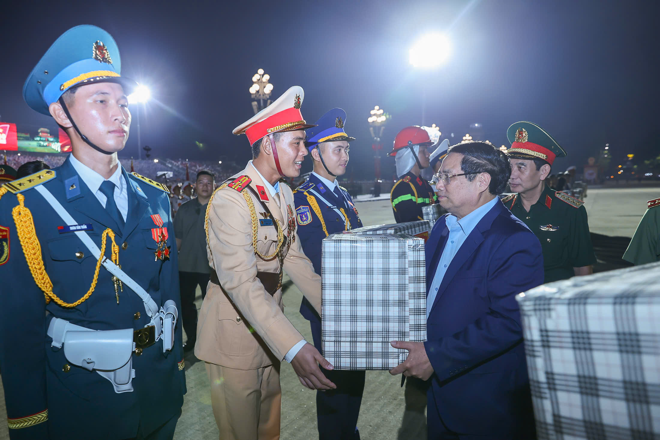 To&agrave;n cảnh xe tăng, kh&iacute; t&agrave;i, lực lượng h&ugrave;ng hậu diễu h&agrave;nh qua Quảng trường Ba Đ&igrave;nh- Ảnh 1.