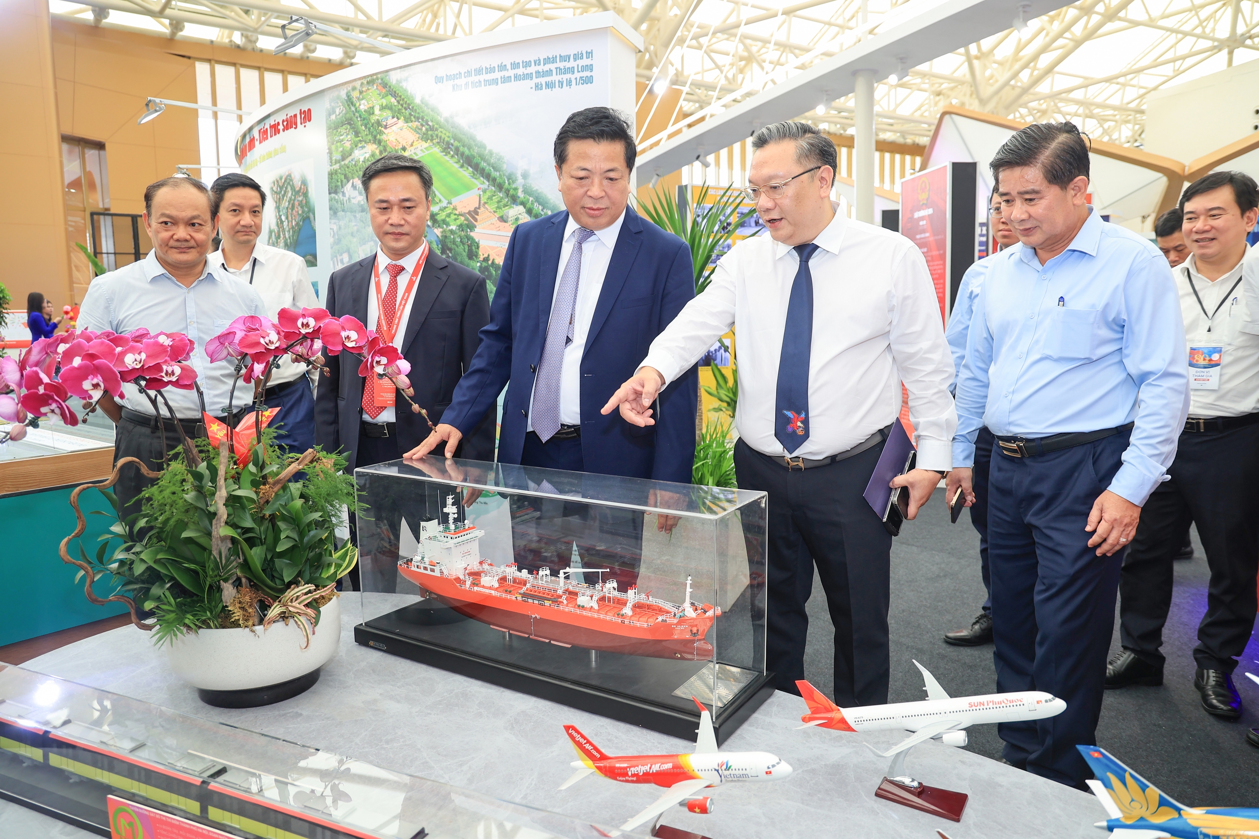 Bộ trưởng Trần Hồng Minh thăm không gian trưng bày thành tựu 80 năm Bộ Xây dựng- Ảnh 3. Bộ trưởng Trần Hồng Minh thăm không gian trưng bày thành tựu 80 năm Bộ Xây dựng- Ảnh 3.