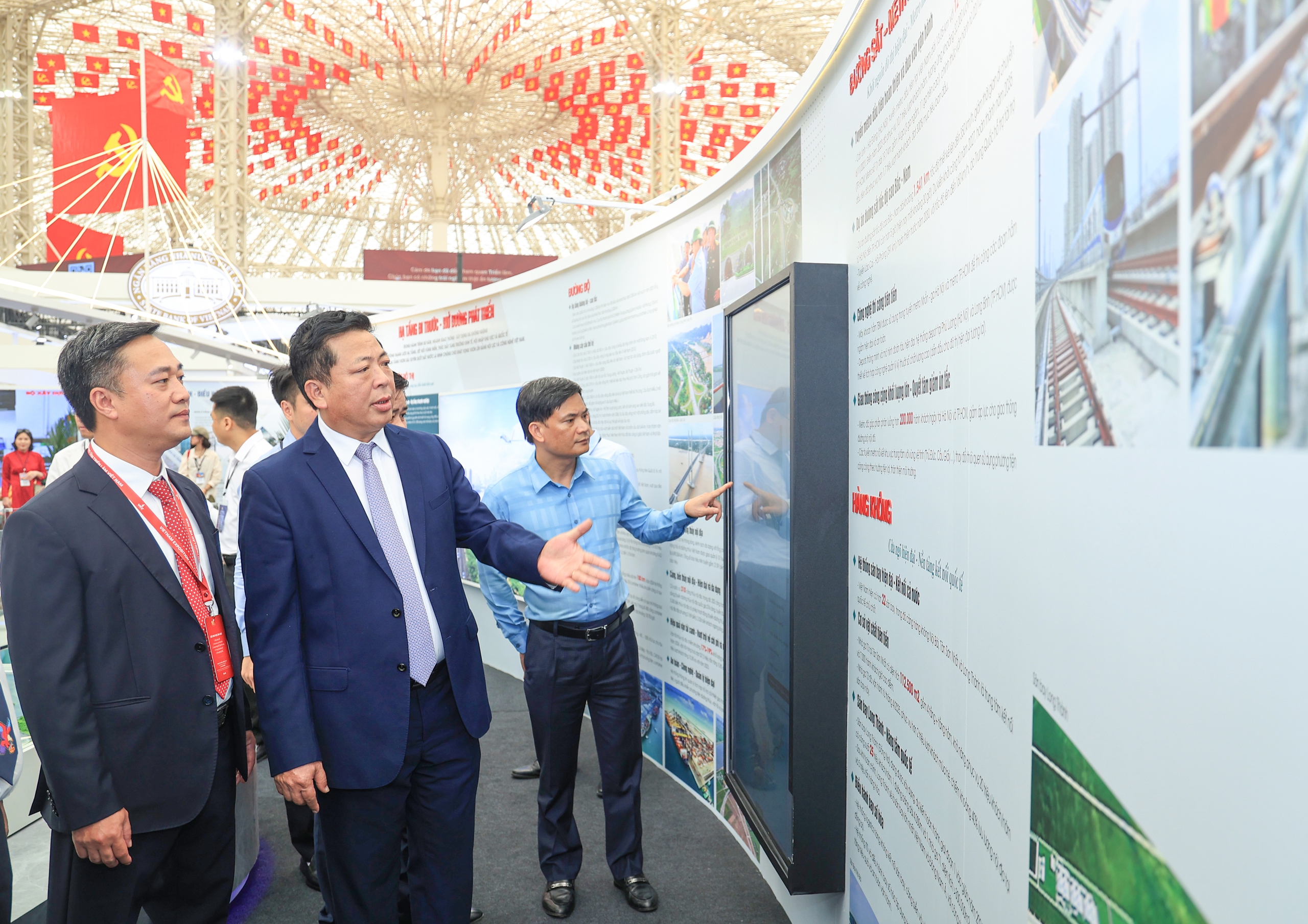 Bộ trưởng Trần Hồng Minh thăm không gian trưng bày thành tựu 80 năm Bộ Xây dựng- Ảnh 2. Bộ trưởng Trần Hồng Minh thăm không gian trưng bày thành tựu 80 năm Bộ Xây dựng- Ảnh 2.