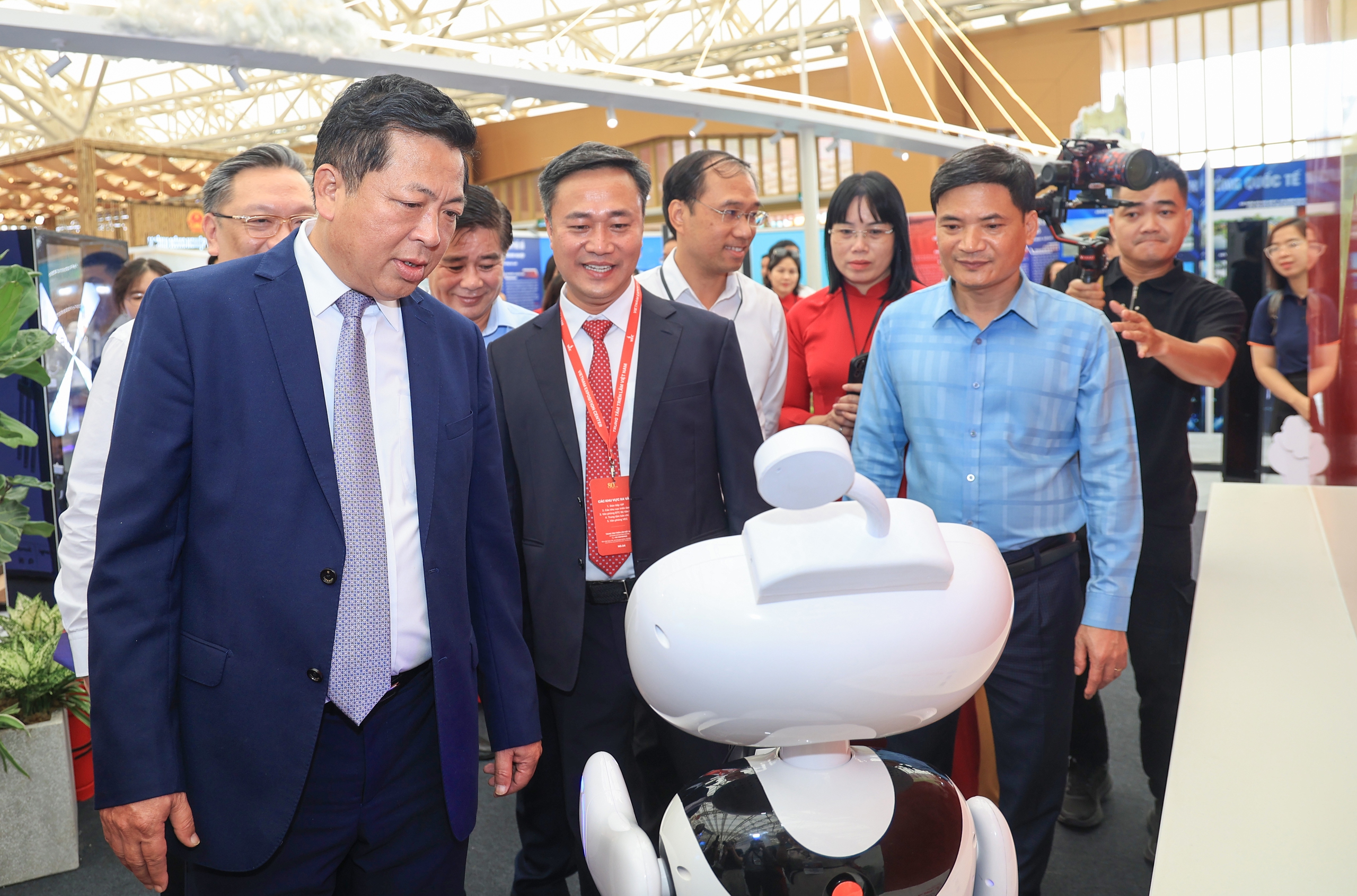 Bộ trưởng Trần Hồng Minh thăm không gian trưng bày thành tựu 80 năm Bộ Xây dựng- Ảnh 4. Bộ trưởng Trần Hồng Minh thăm không gian trưng bày thành tựu 80 năm Bộ Xây dựng- Ảnh 4.
