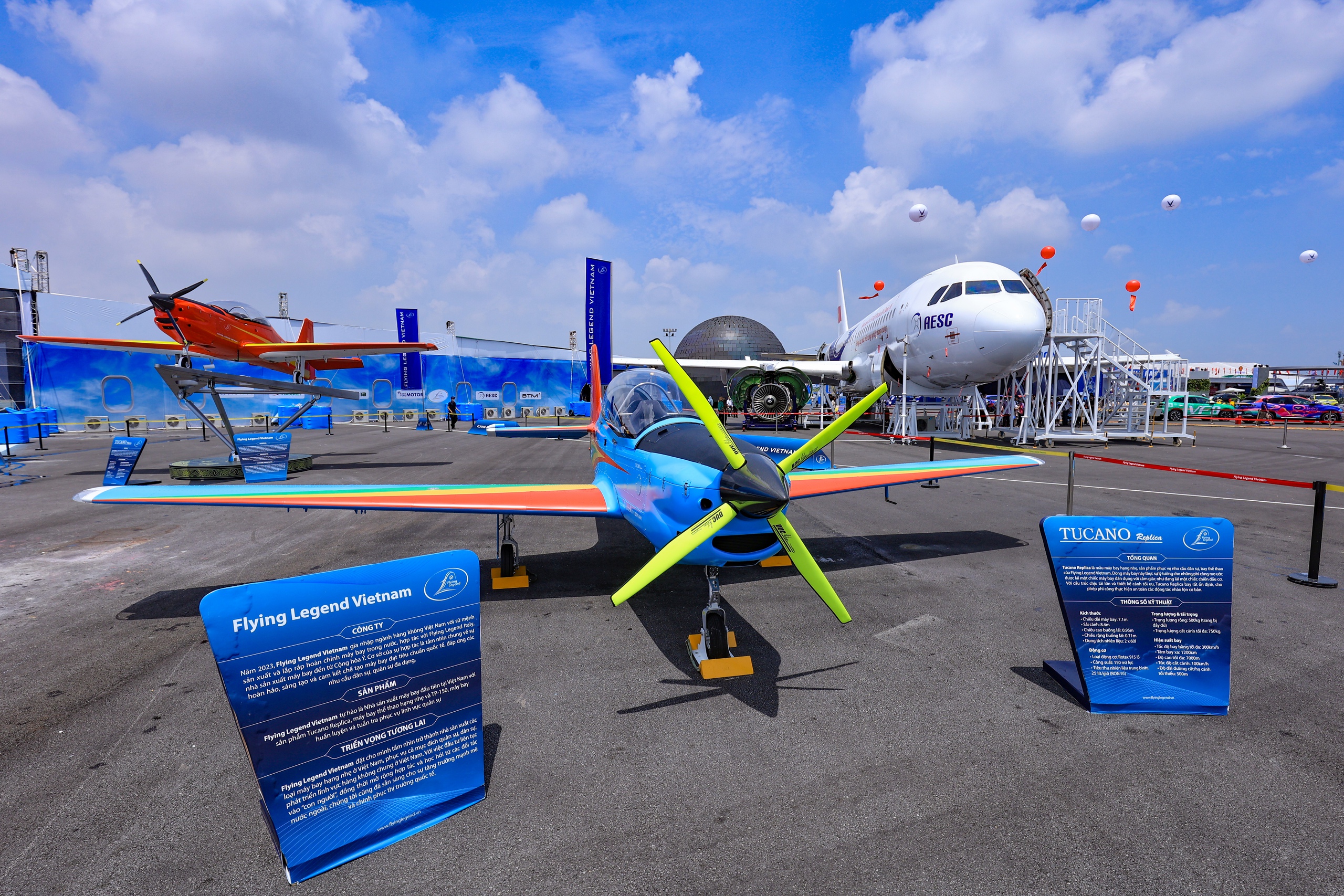 Người dân hào hứng lần đầu được ngồi trong buồng lái máy bay- Ảnh 1. Người dân hào hứng lần đầu được ngồi trong buồng lái máy bay- Ảnh 1.