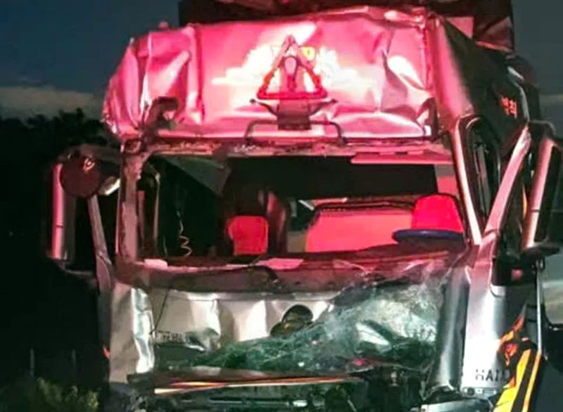 Hình ảnh xe đầu kéo bị biến dạng sau tai nạn. Hình ảnh xe đầu kéo bị biến dạng sau tai nạn.