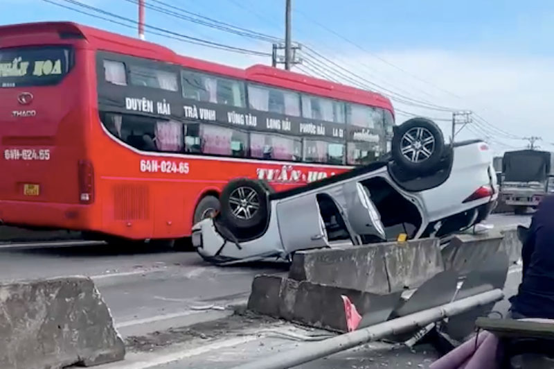 Hiện trường vụ xe ô tô tông vào dải phân cách rồi lật ngửa. Hiện trường vụ xe ô tô tông vào dải phân cách rồi lật ngửa.