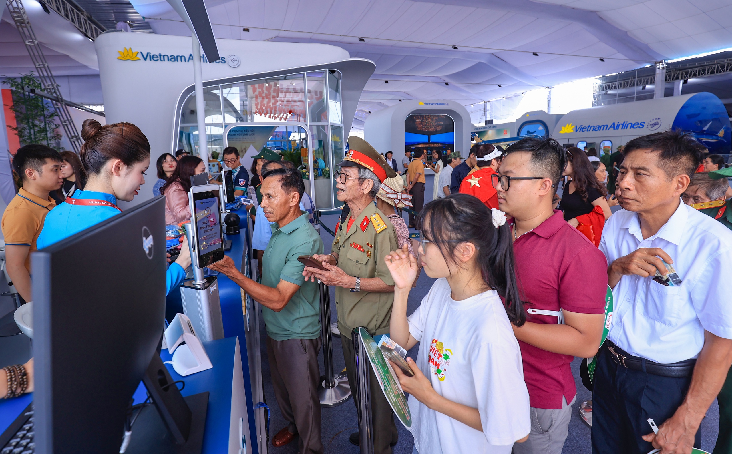 Người dân hào hứng lần đầu được ngồi trong buồng lái máy bay- Ảnh 12. Người dân hào hứng lần đầu được ngồi trong buồng lái máy bay- Ảnh 12.