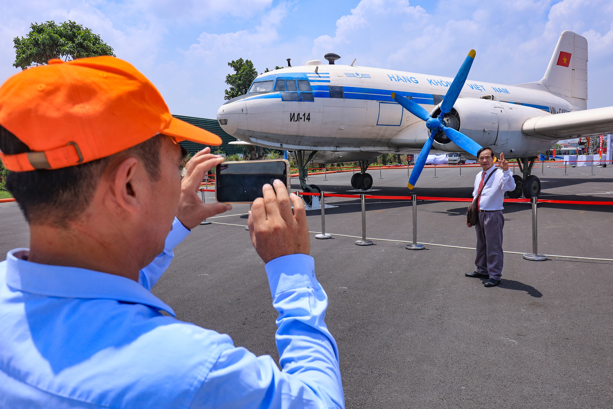 Người dân hào hứng lần đầu được ngồi trong buồng lái máy bay- Ảnh 4. Người dân hào hứng lần đầu được ngồi trong buồng lái máy bay- Ảnh 4.