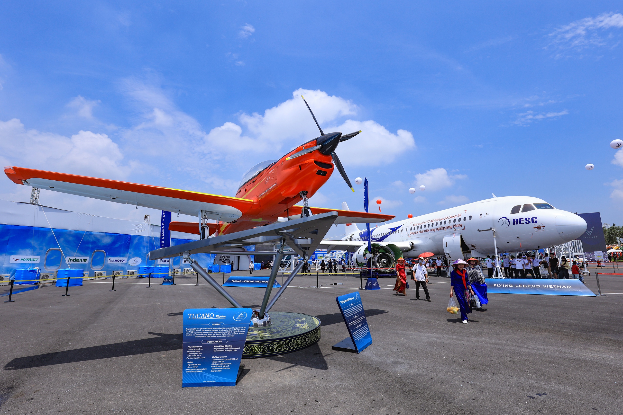 Người dân hào hứng lần đầu được ngồi trong buồng lái máy bay- Ảnh 2. Người dân hào hứng lần đầu được ngồi trong buồng lái máy bay- Ảnh 2.