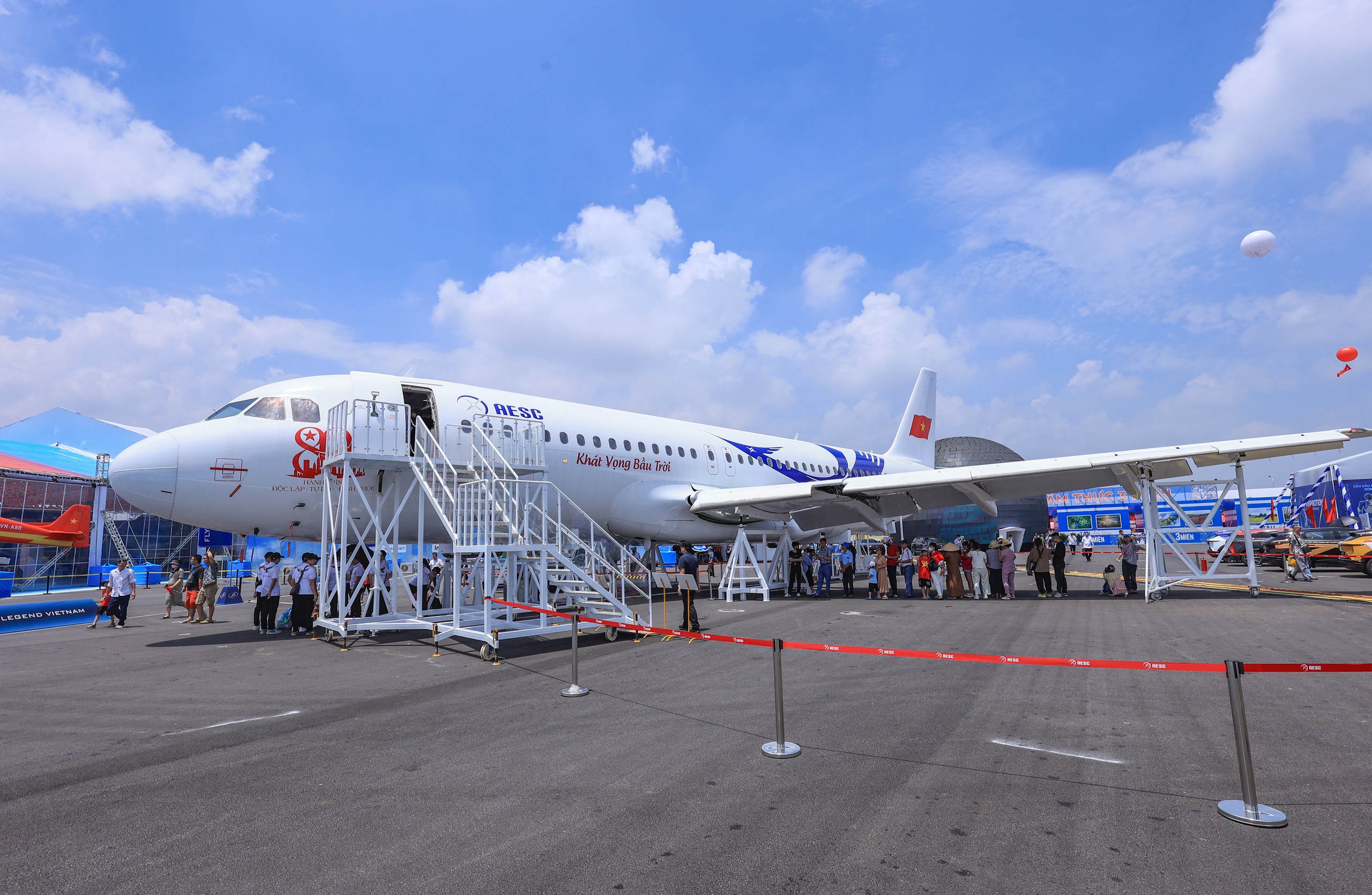 Người dân hào hứng lần đầu được ngồi trong buồng lái máy bay- Ảnh 6. Người dân hào hứng lần đầu được ngồi trong buồng lái máy bay- Ảnh 6.