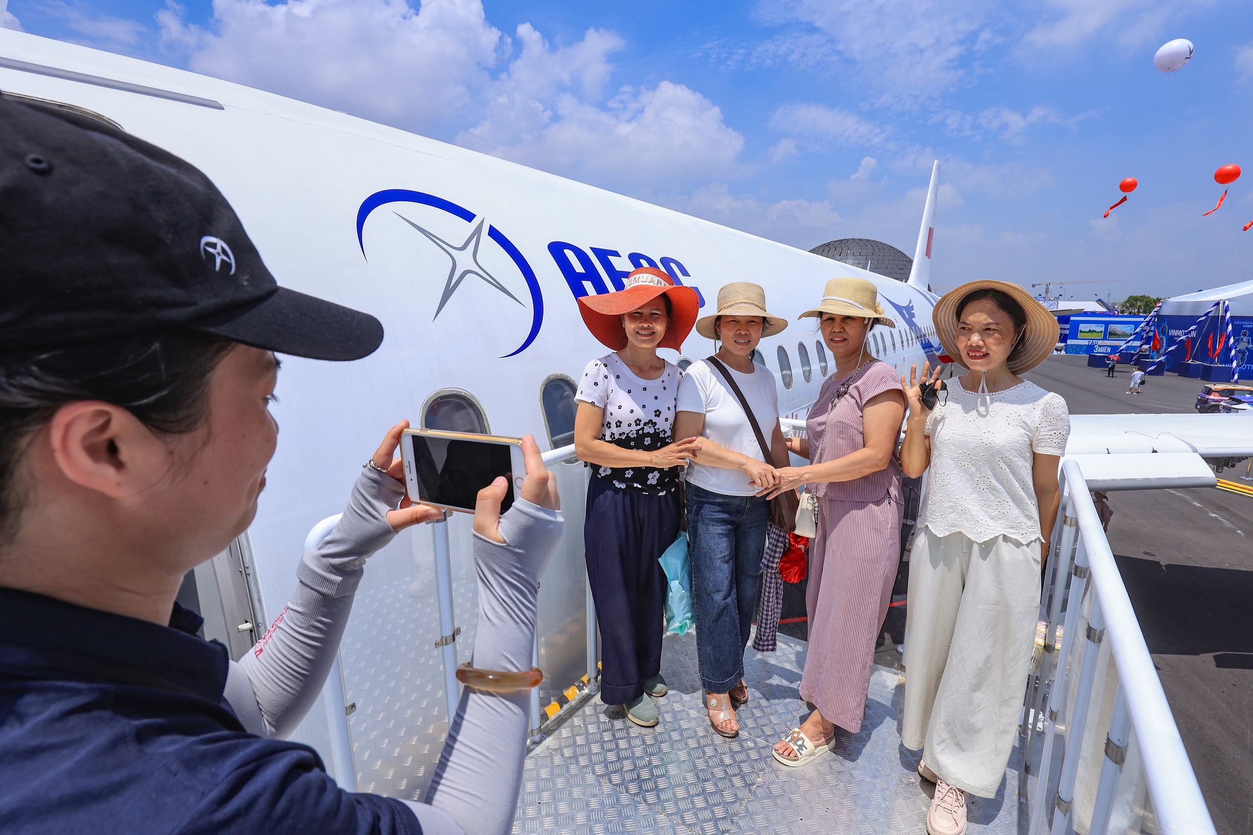 Người dân hào hứng lần đầu được ngồi trong buồng lái máy bay- Ảnh 8. Người dân hào hứng lần đầu được ngồi trong buồng lái máy bay- Ảnh 8.