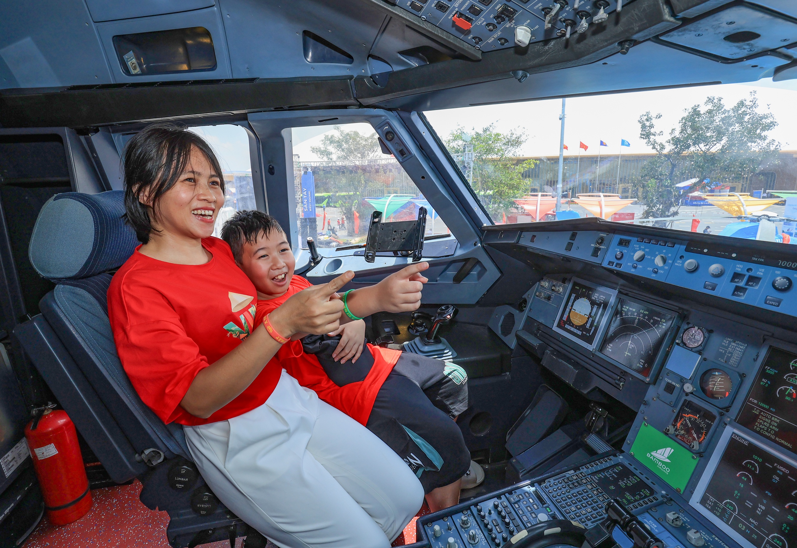 Người dân hào hứng lần đầu được ngồi trong buồng lái máy bay- Ảnh 10. Người dân hào hứng lần đầu được ngồi trong buồng lái máy bay- Ảnh 10.
