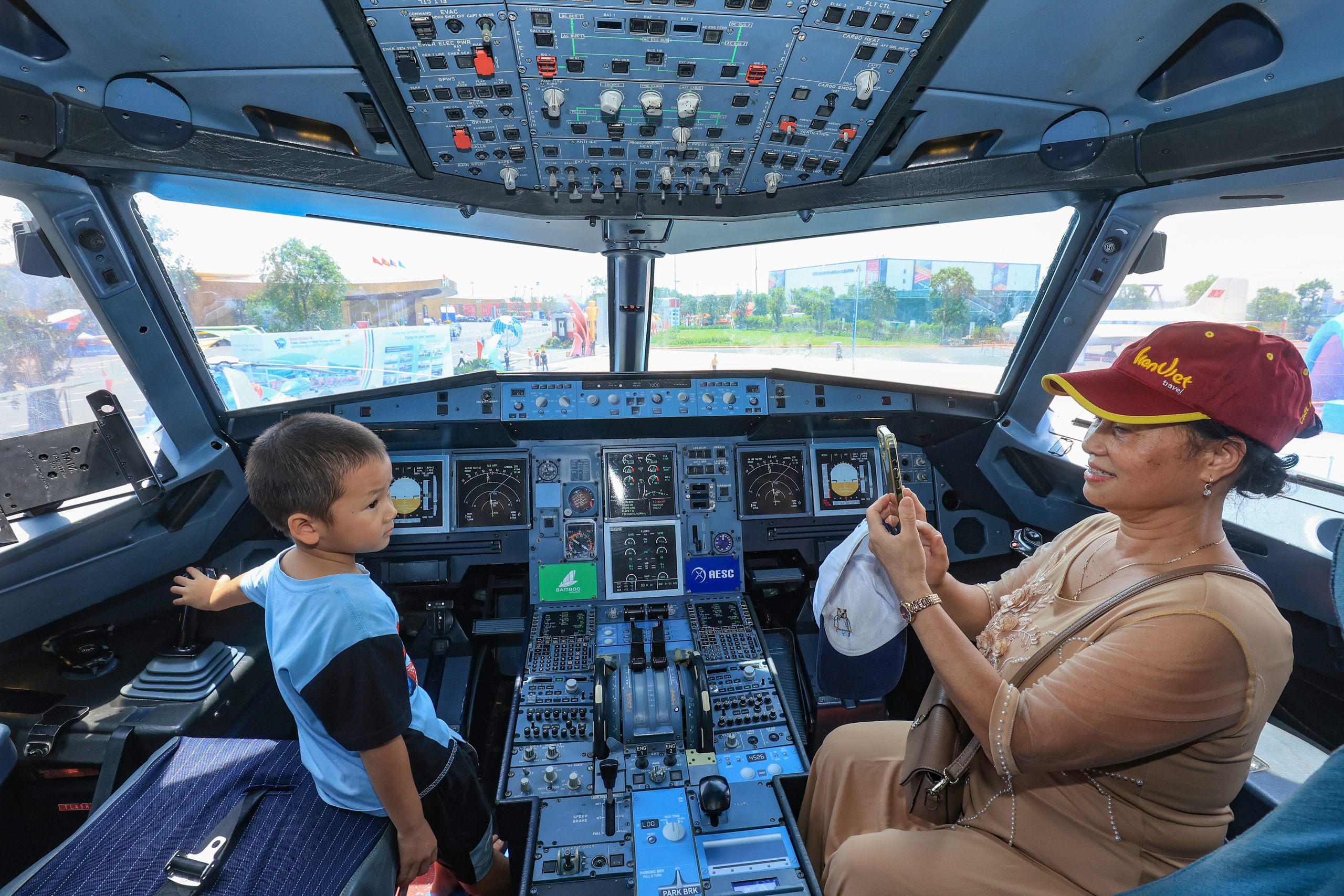 Người dân hào hứng lần đầu được ngồi trong buồng lái máy bay- Ảnh 9. Người dân hào hứng lần đầu được ngồi trong buồng lái máy bay- Ảnh 9.