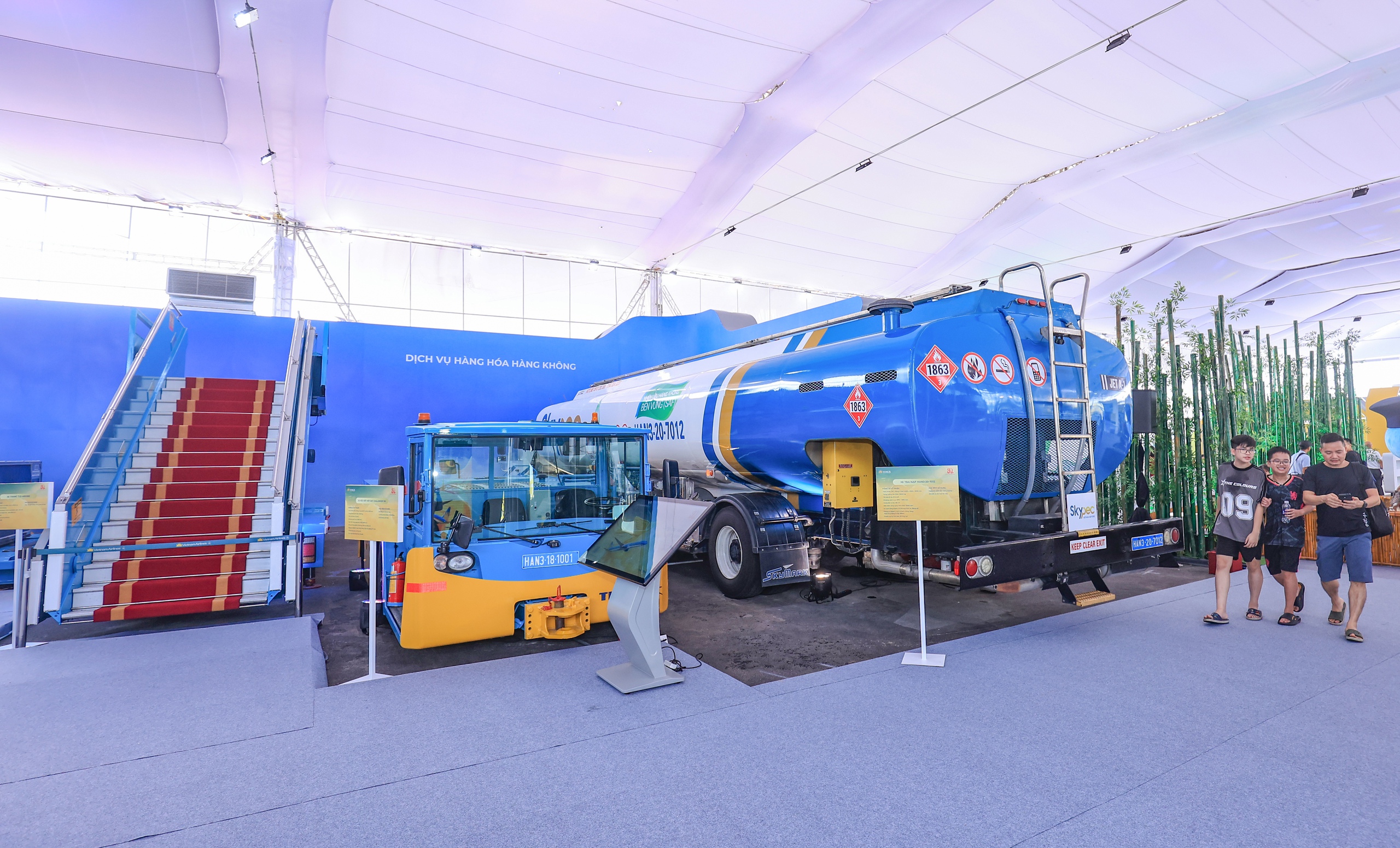 Người dân hào hứng lần đầu được ngồi trong buồng lái máy bay- Ảnh 13. Người dân hào hứng lần đầu được ngồi trong buồng lái máy bay- Ảnh 13.