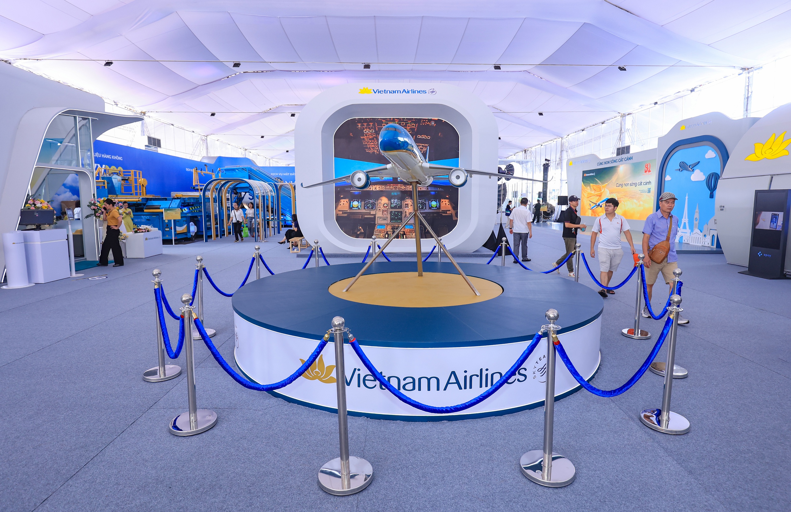 Người dân hào hứng lần đầu được ngồi trong buồng lái máy bay- Ảnh 11. Người dân hào hứng lần đầu được ngồi trong buồng lái máy bay- Ảnh 11.