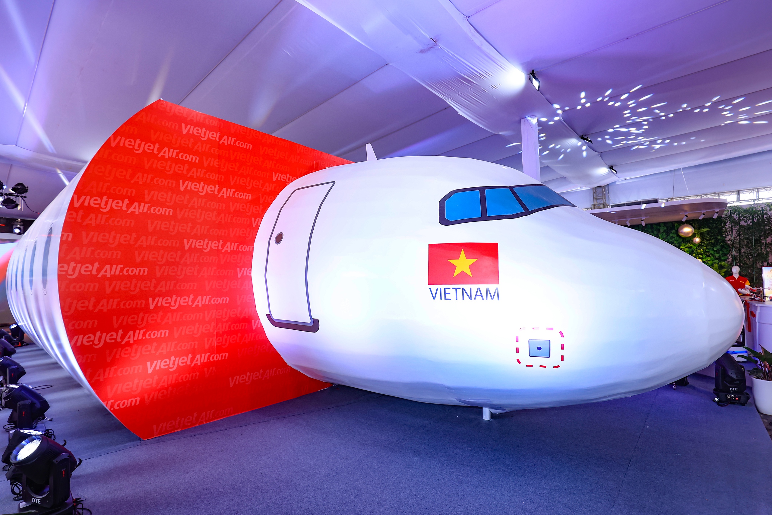 Người dân hào hứng lần đầu được ngồi trong buồng lái máy bay- Ảnh 14. Người dân hào hứng lần đầu được ngồi trong buồng lái máy bay- Ảnh 14.