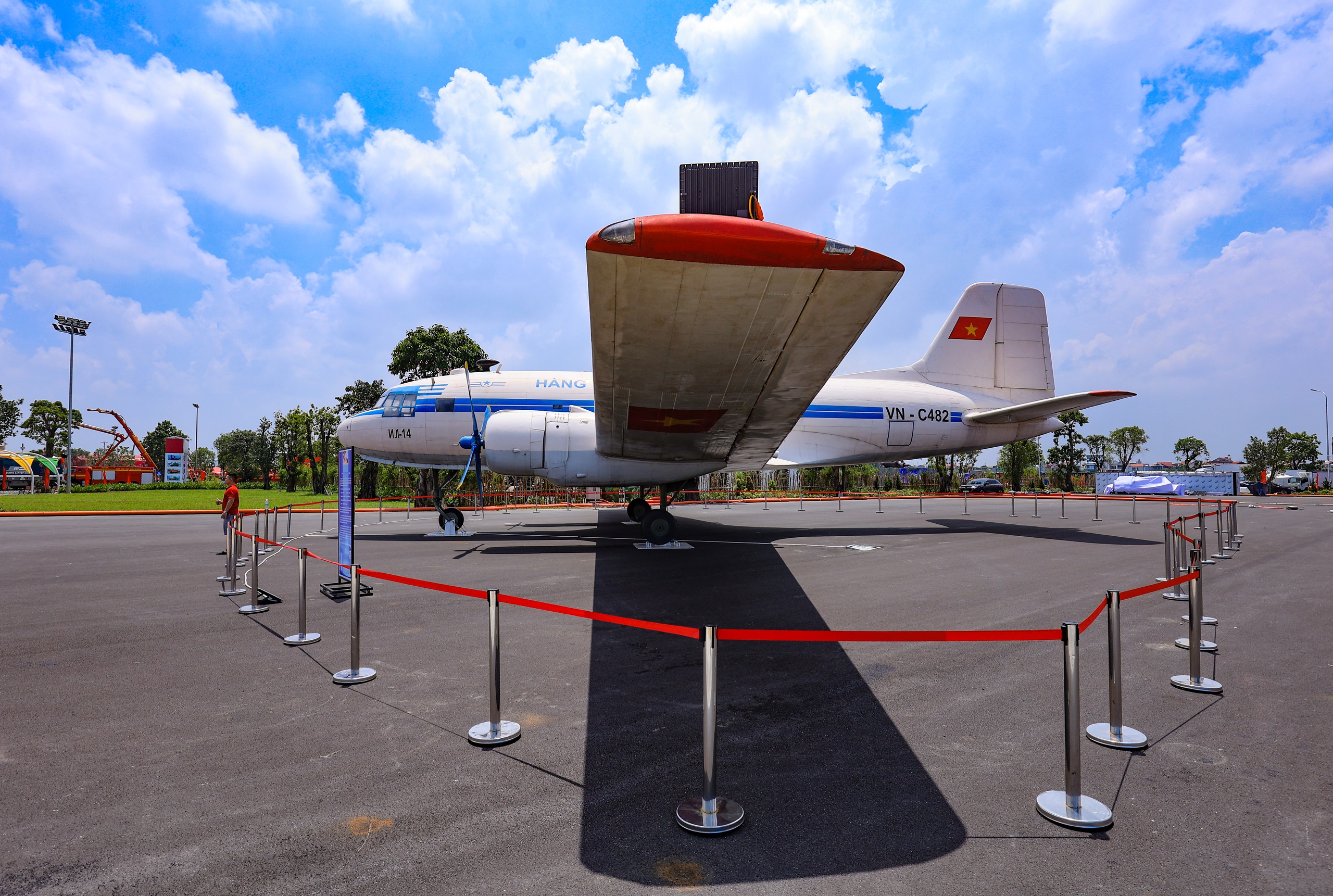 Người dân hào hứng lần đầu được ngồi trong buồng lái máy bay- Ảnh 3. Người dân hào hứng lần đầu được ngồi trong buồng lái máy bay- Ảnh 3.