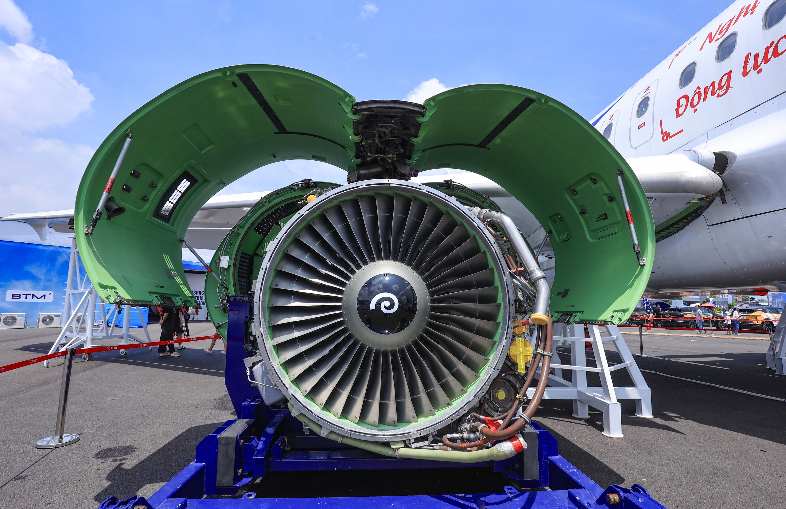 Người dân hào hứng lần đầu được ngồi trong buồng lái máy bay- Ảnh 7. Người dân hào hứng lần đầu được ngồi trong buồng lái máy bay- Ảnh 7.