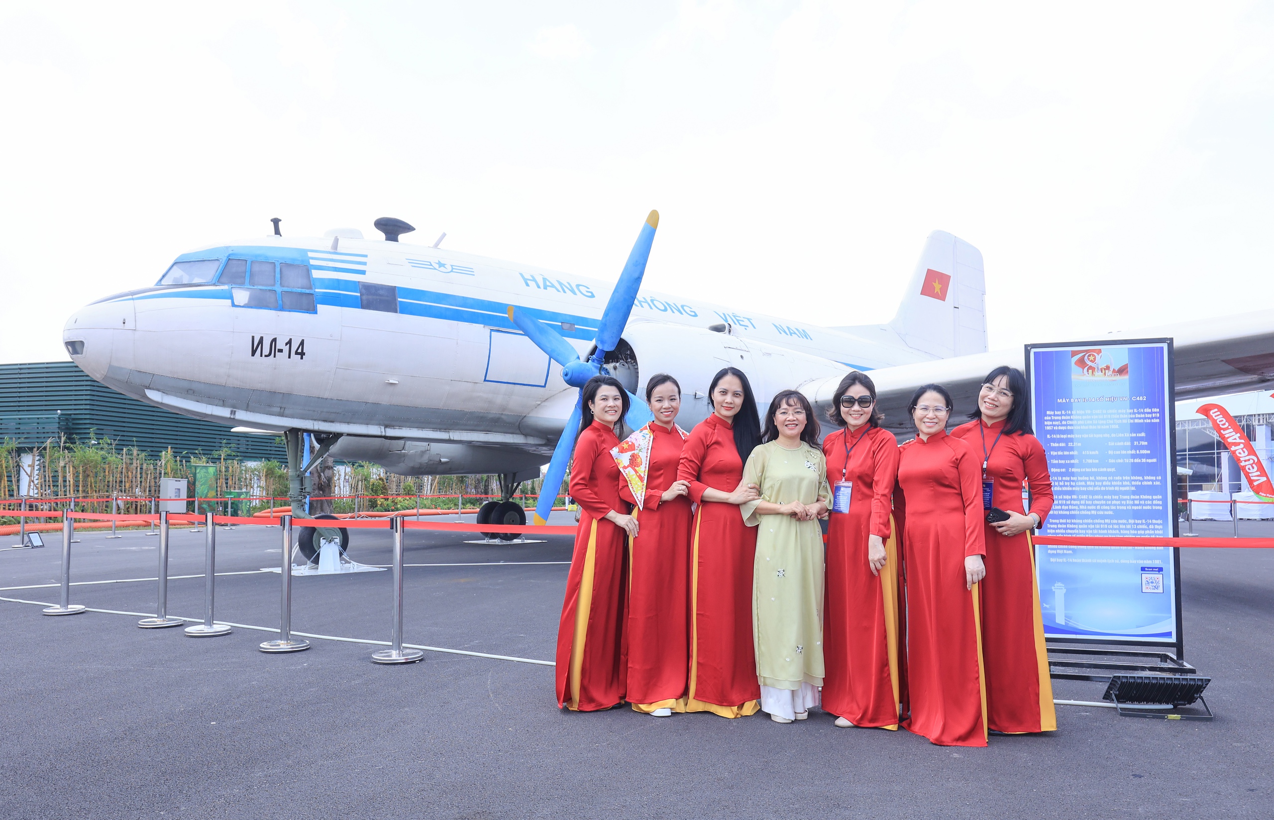 Người dân hào hứng lần đầu được ngồi trong buồng lái máy bay- Ảnh 5. Người dân hào hứng lần đầu được ngồi trong buồng lái máy bay- Ảnh 5.