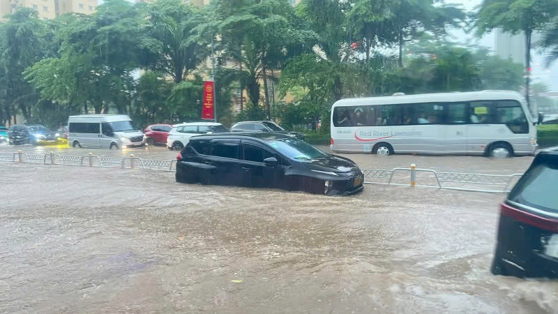 H&agrave; Nội ph&acirc;n luồng từ xa tr&ecirc;n đường V&otilde; Ch&iacute; C&ocirc;ng do ngập s&acirc;u- Ảnh 1.