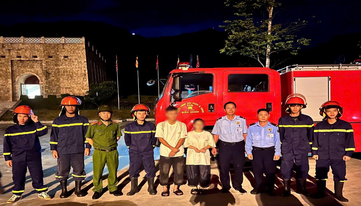 C&ocirc;ng an Bắc Ninh giải cứu 2 du kh&aacute;ch bị lạc tr&ecirc;n n&uacute;i T&acirc;y Y&ecirc;n Tử- Ảnh 1.