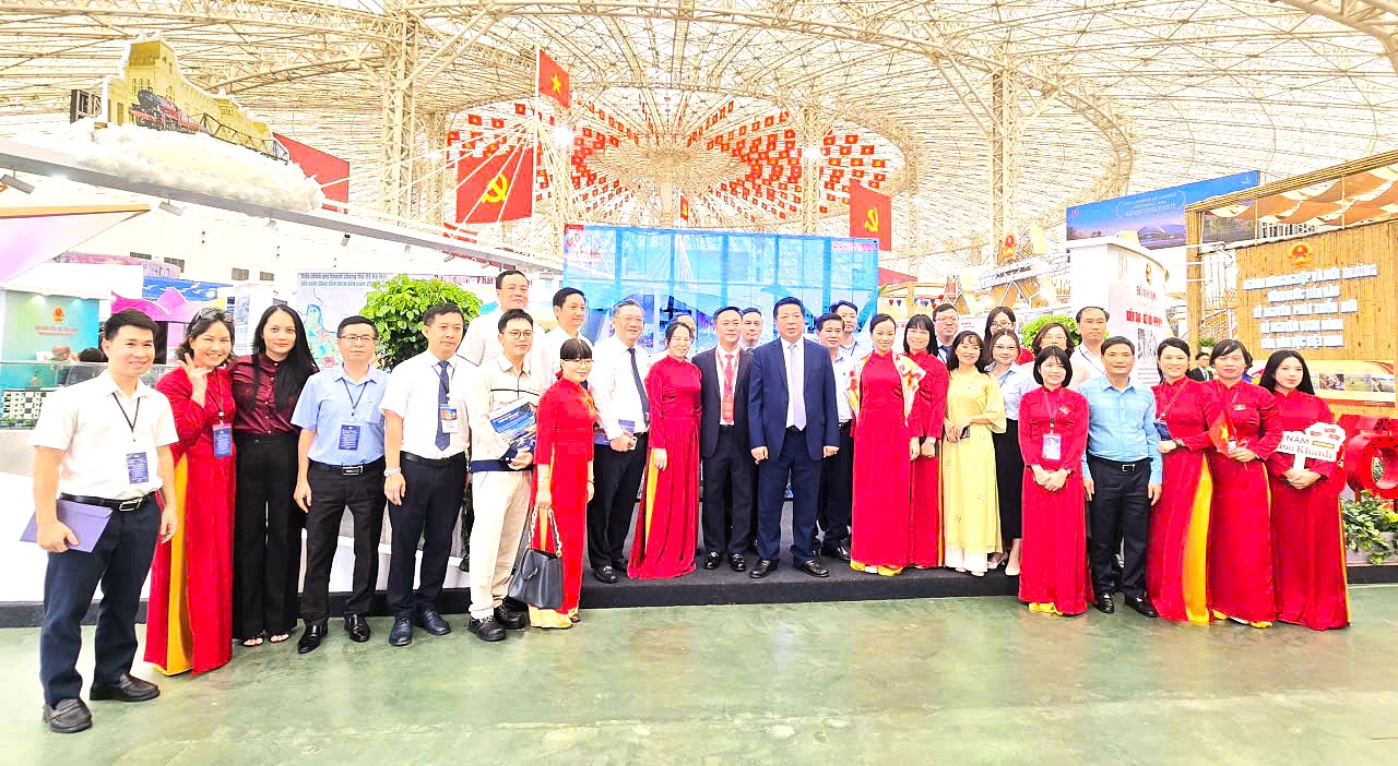 Triển l&atilde;m th&agrave;nh tựu 80 năm ng&agrave;nh X&acirc;y dựng thu h&uacute;t giới trẻ tham quan- Ảnh 17.