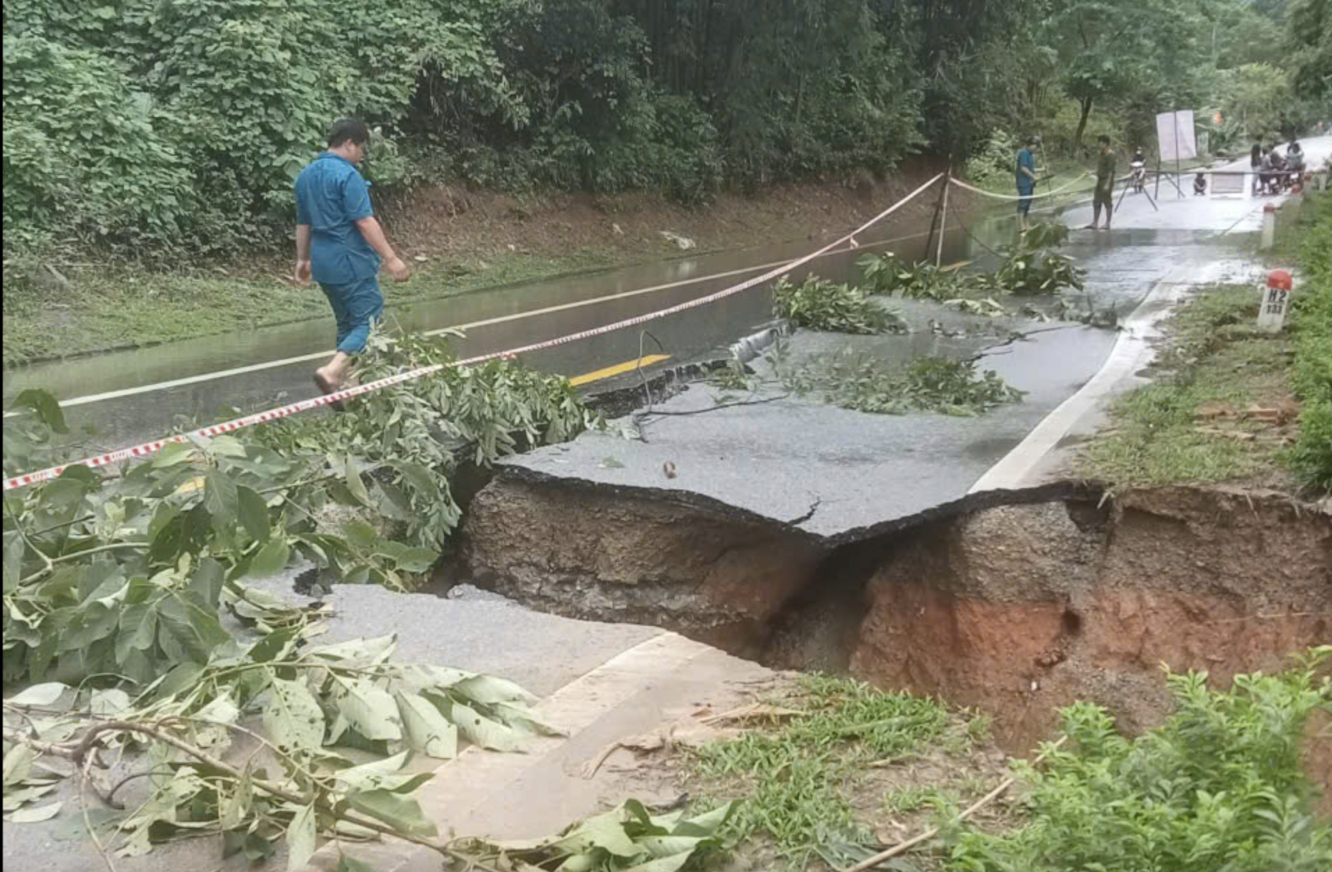 Nỗ lực th&ocirc;ng tuyến, x&oacute;a &aacute;ch tắc tr&ecirc;n quốc lộ sau b&atilde;o số 5- Ảnh 1.