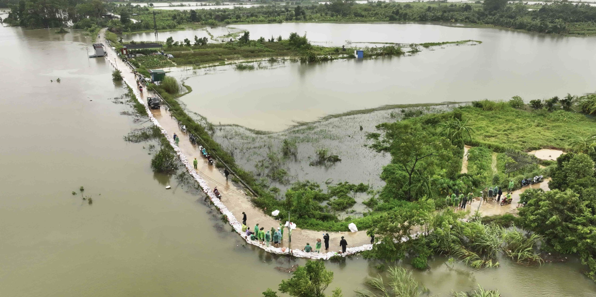 Hà Nội sơ tán gần trăm hộ dân do ngập nước, sạt lở đất- Ảnh 1. Hà Nội sơ tán gần trăm hộ dân do ngập nước, sạt lở đất- Ảnh 1.