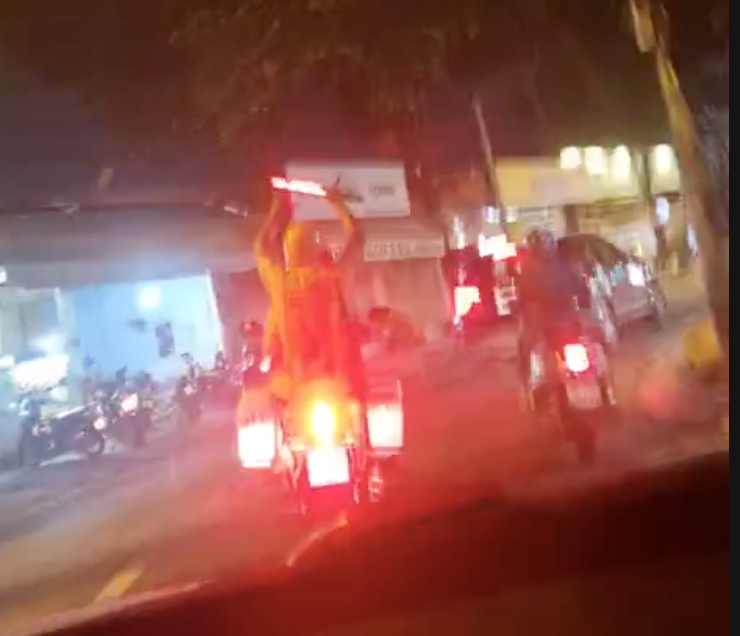 CSGT d&ugrave;ng xe đặc chủng mở đường đưa nạn nh&acirc;n đa chấn thương đi cấp cứu- Ảnh 1.